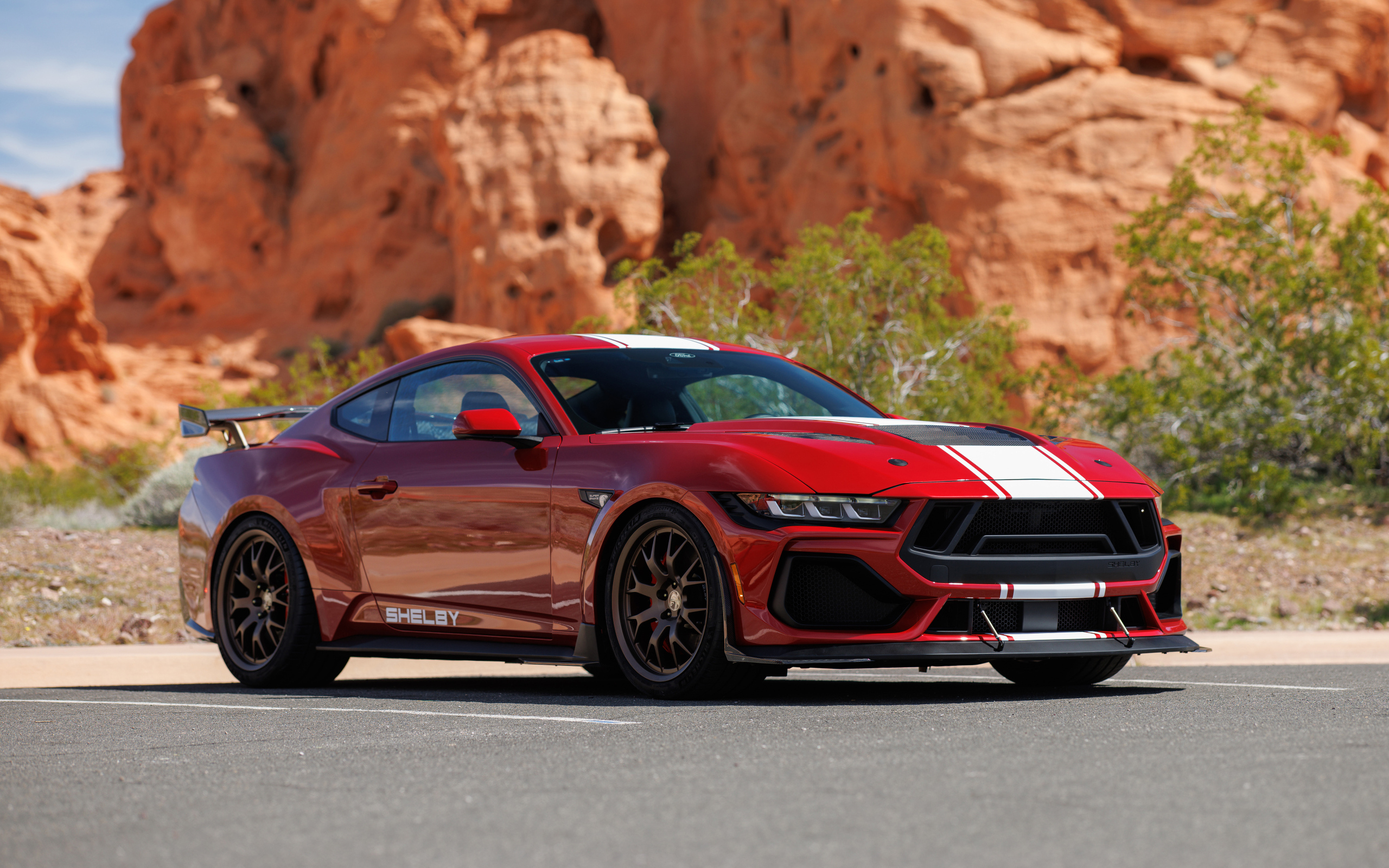 Быстрый автомобиль Shelby Super Snake 2024 года в горах