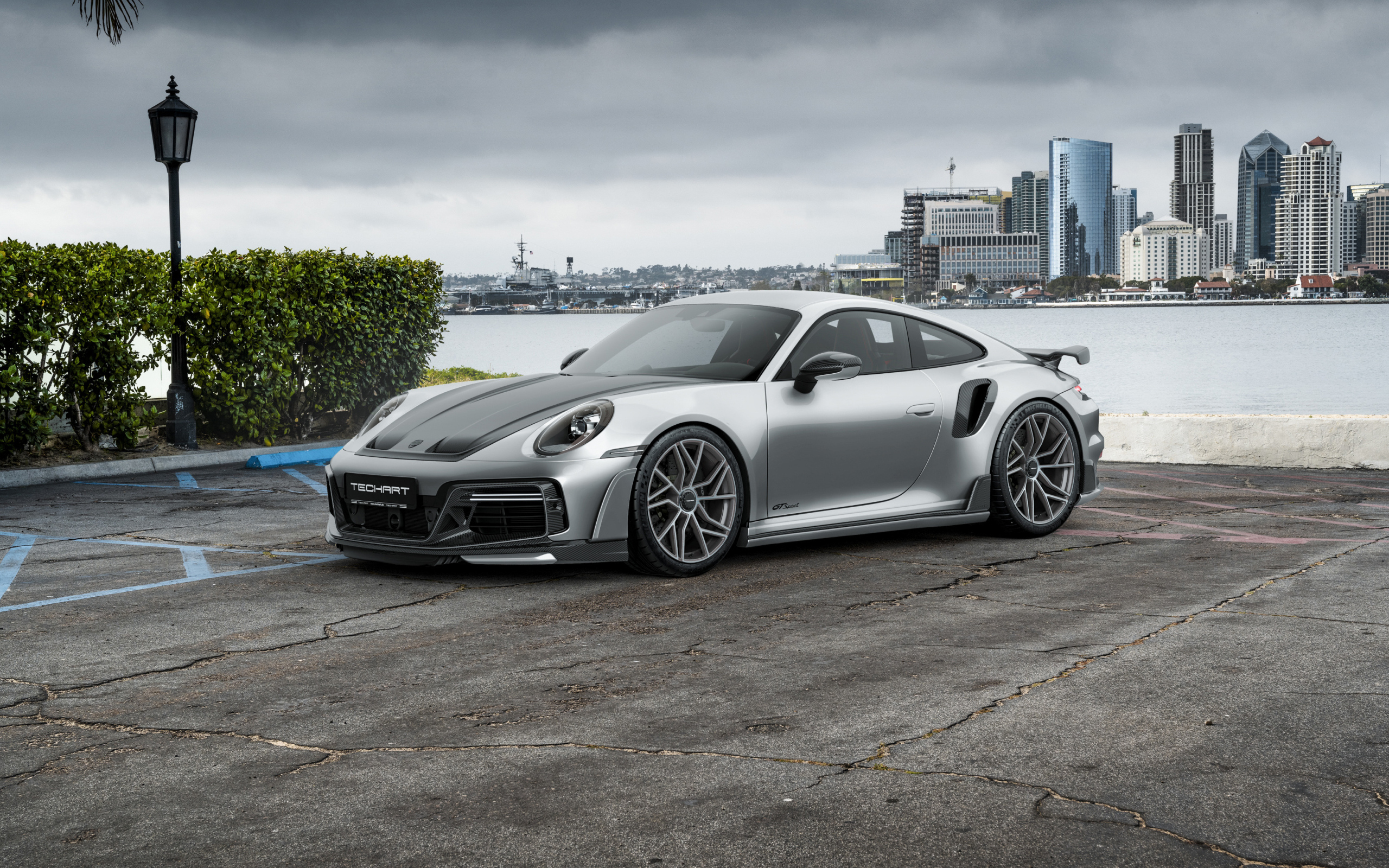 Быстрый серебристый автомобиль TechArt GTsport 2024 года