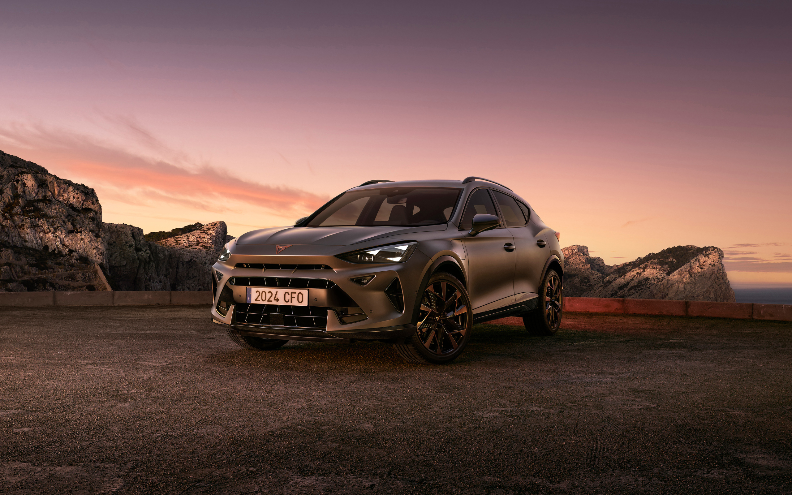 Вид спереди на автомобиль Cupra Formentor EHybrid 2024 года