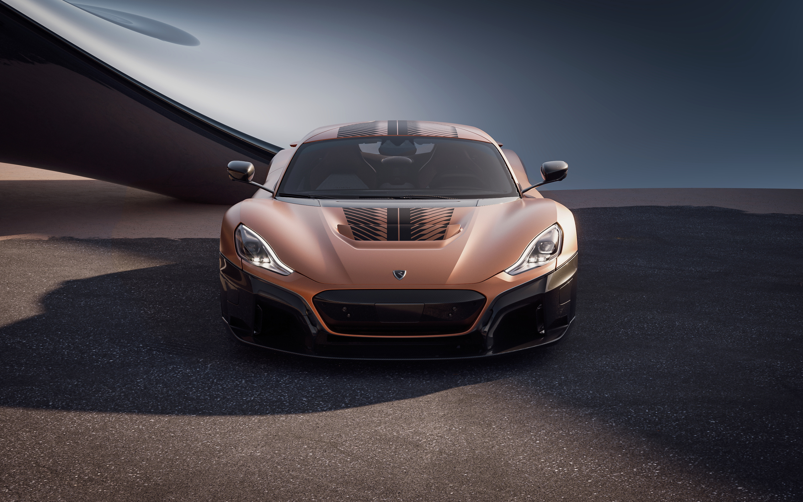 Вид спереди на спортивный автомобиль Rimac Nevera 15th Anniversary 2024 года