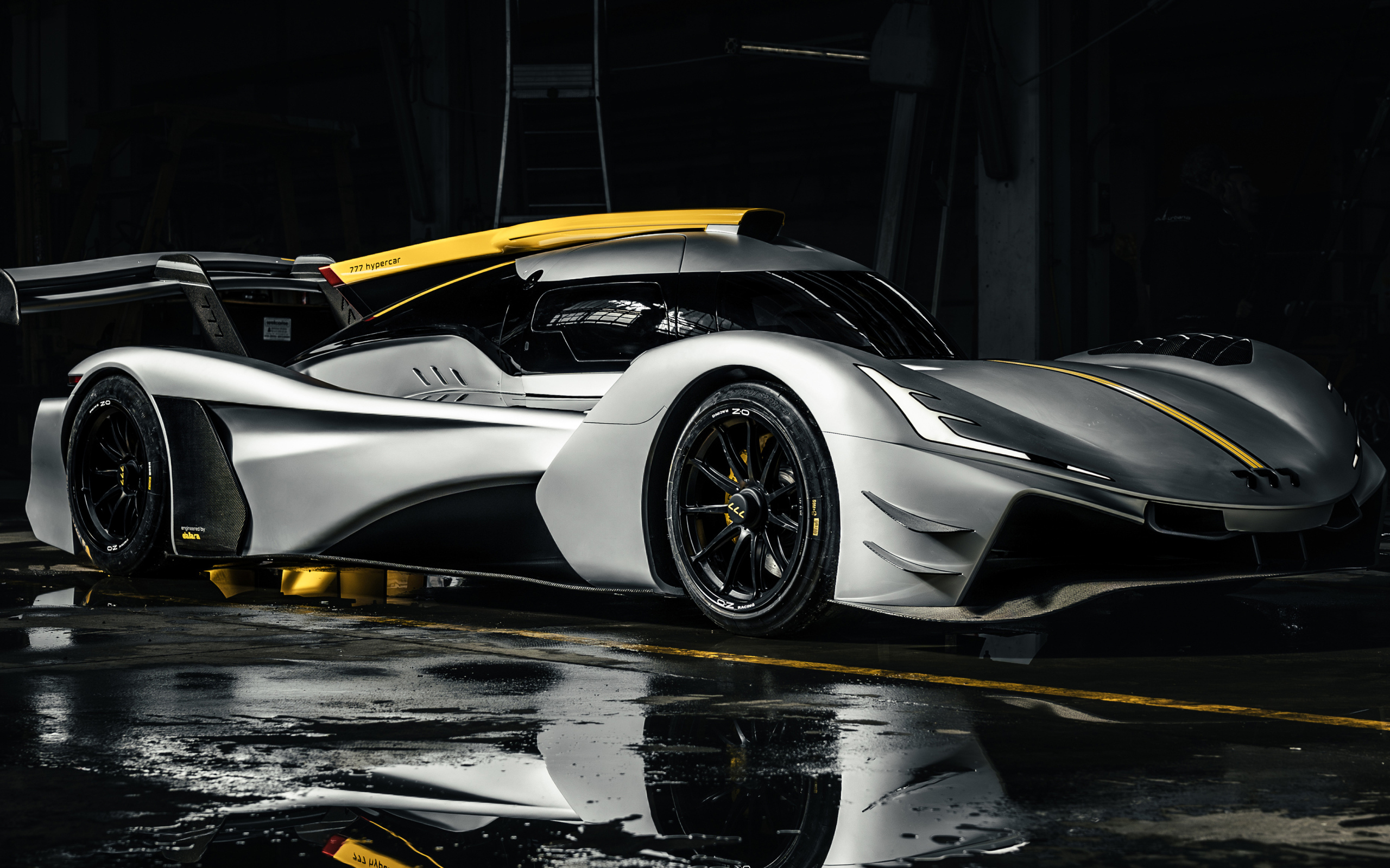 Гоночный Hypercar 777 на трассе