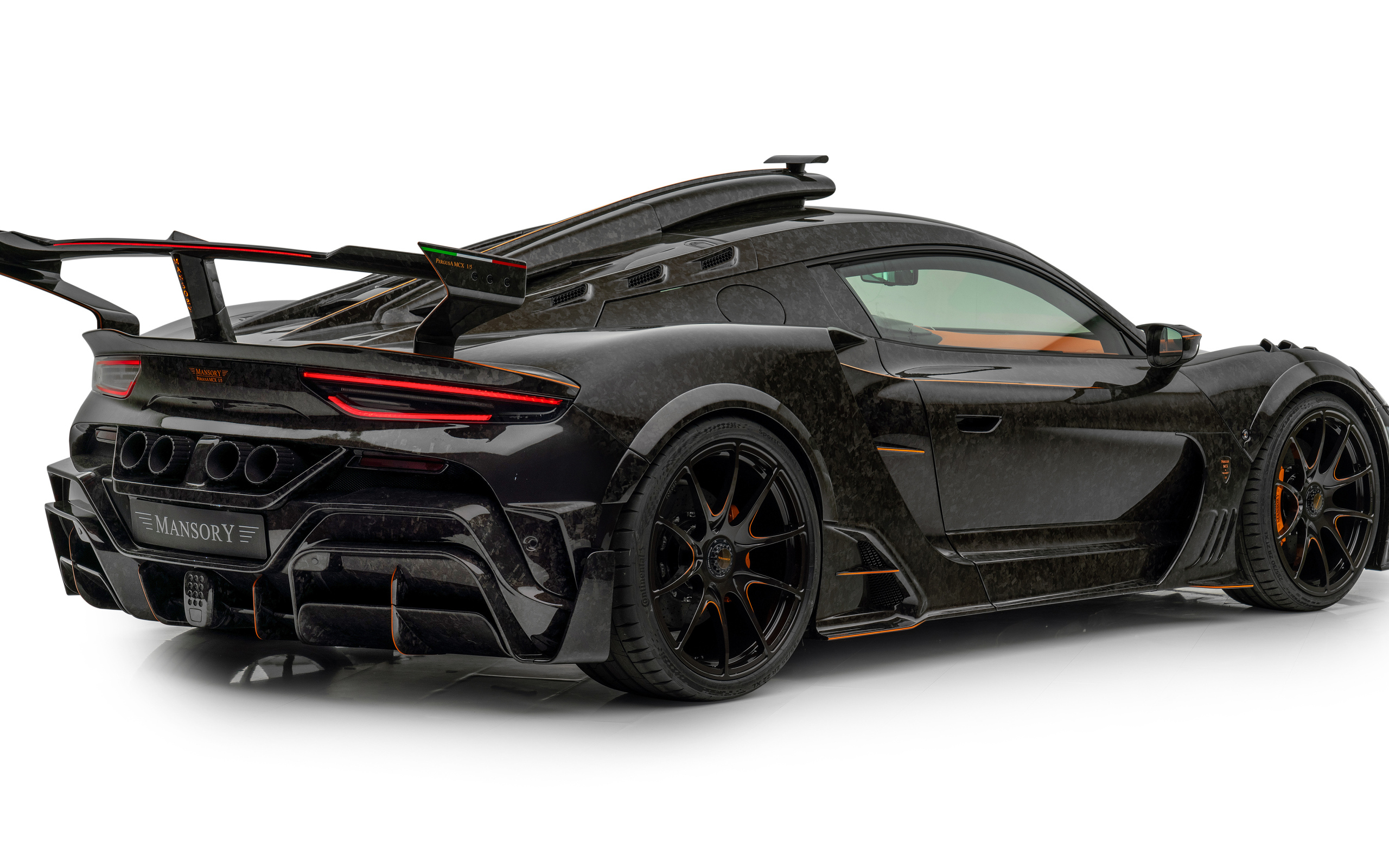 Вид сзади на черный Mansory MCX Pergusa 2024 года на белом фоне