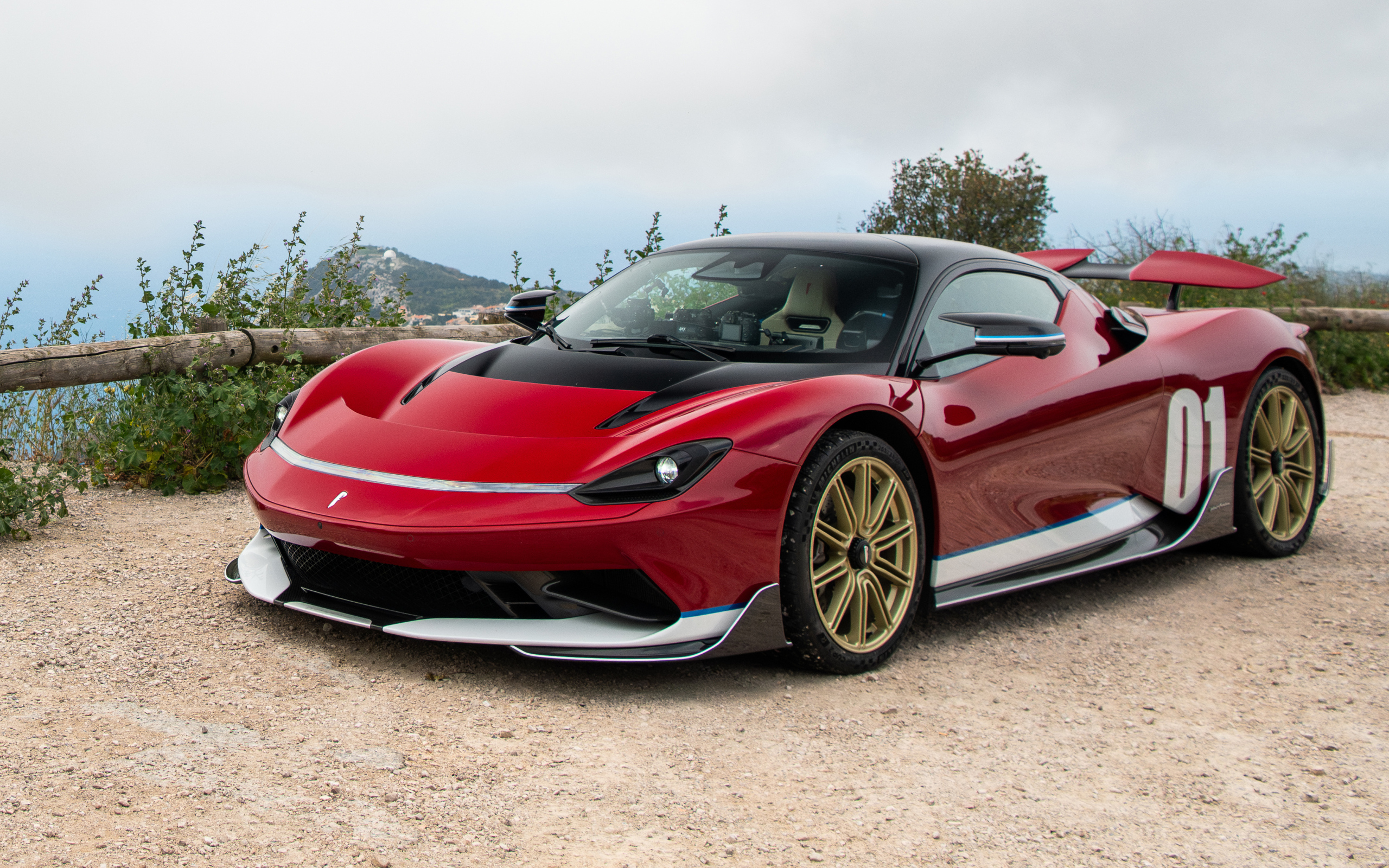 Красный автомобиль Pininfarina Battista Edizione Nino Farina