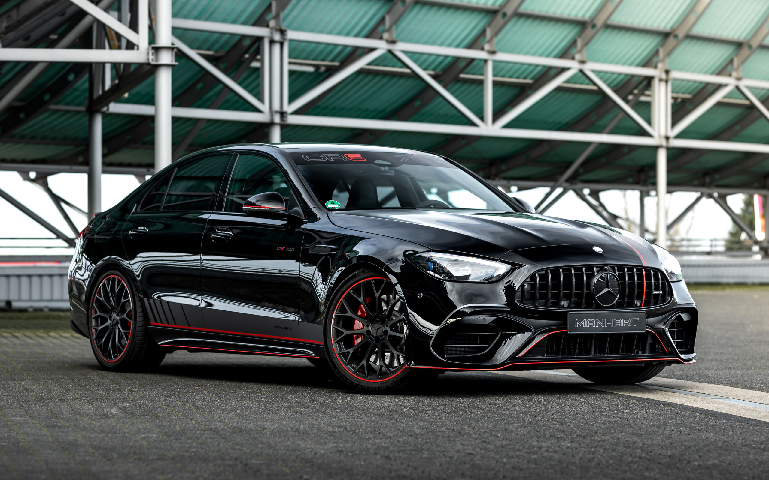 Стильный черный автомобиль Manhart CRE 700 2024 года