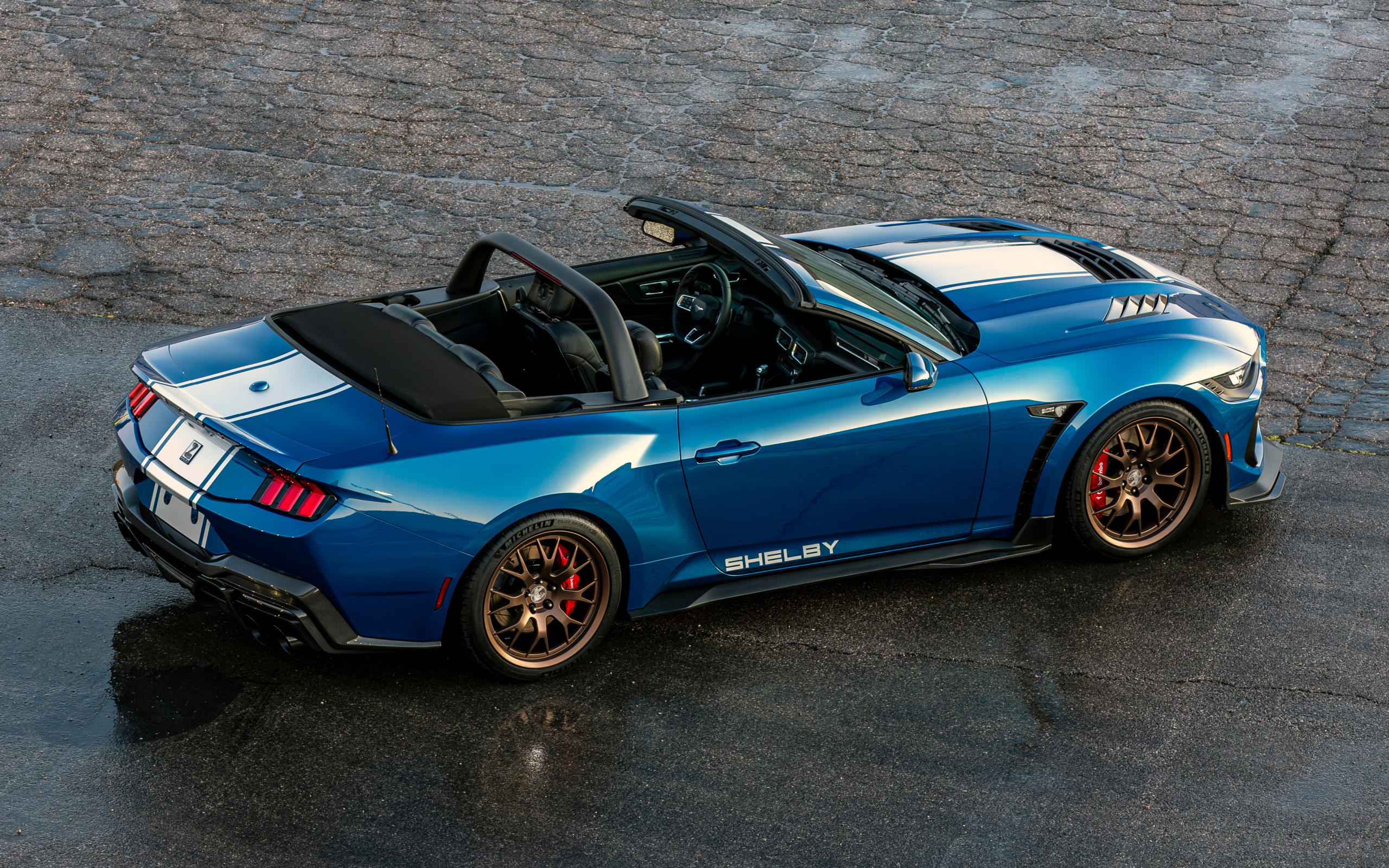 Вид сверху на автомобиль Shelby Super Snake Convertible 2024 года