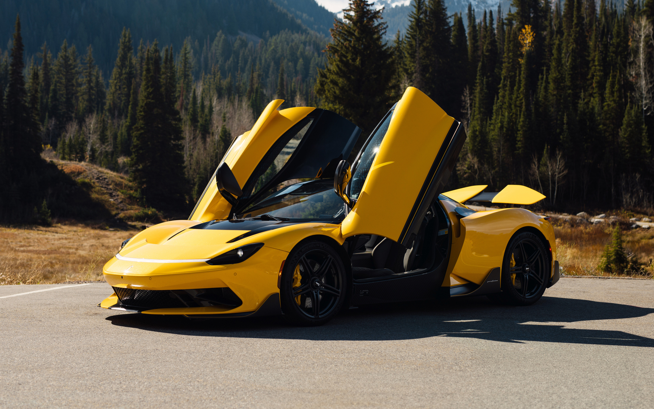 Желтый автомобиль Pininfarina Battista Furiosa Package  с открытыми дверями