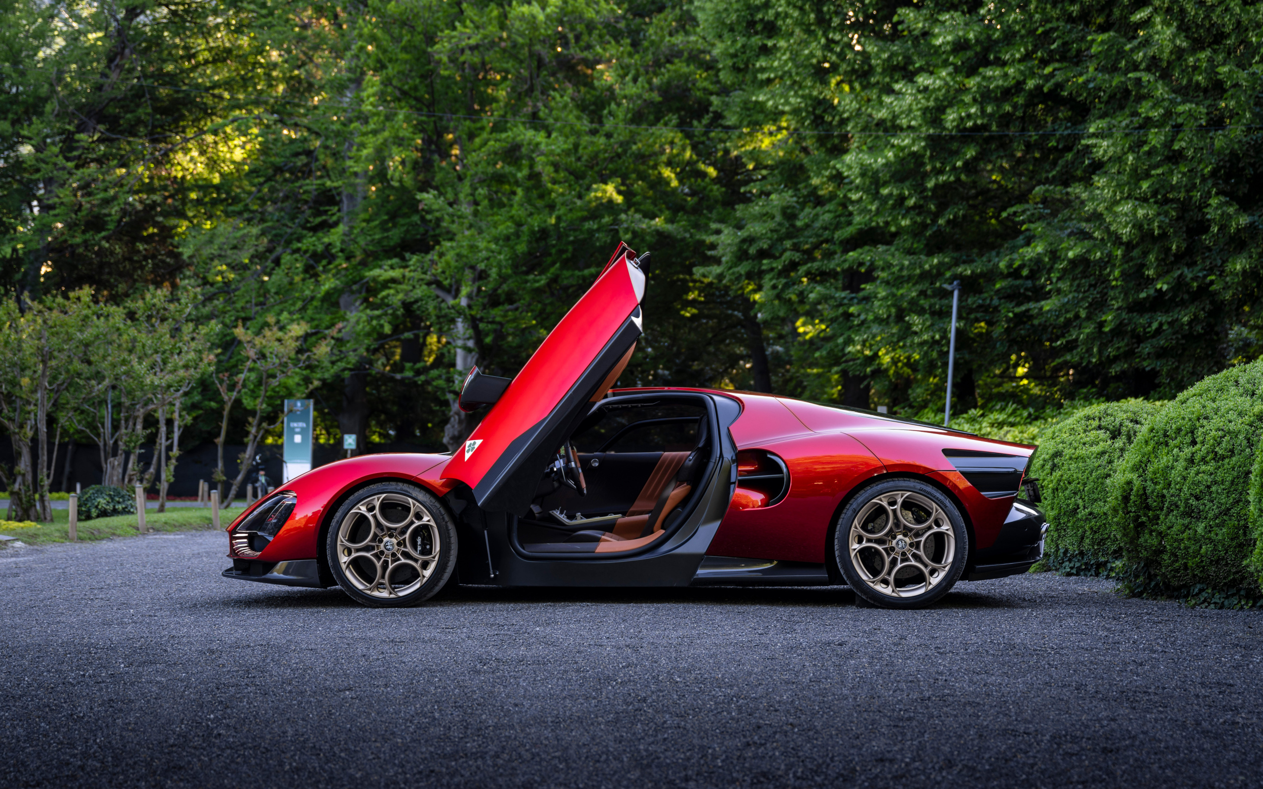 Красный Alfa Romeo 33 Stradale  с открытыми дверями