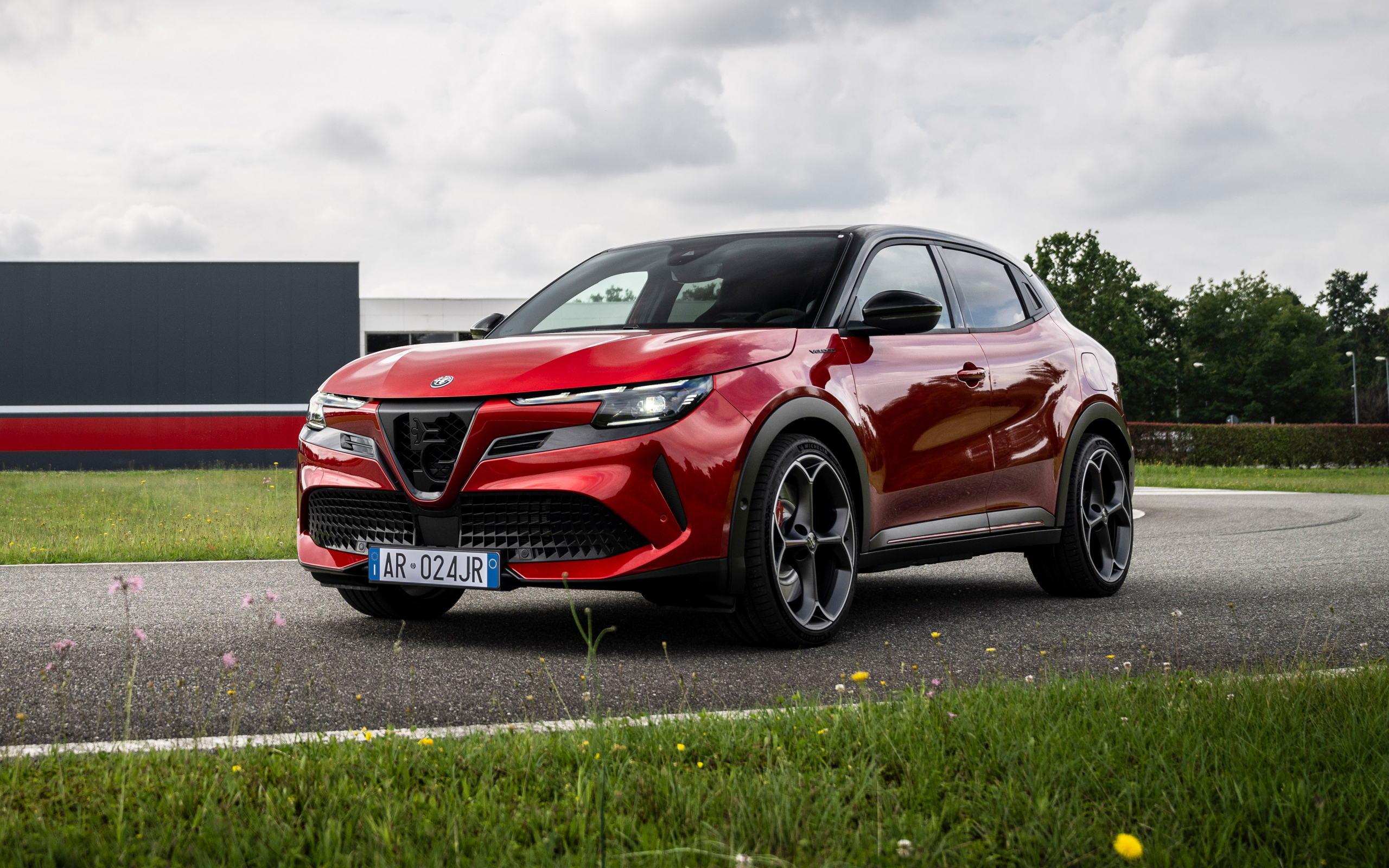 Красный блестящий автомобиль Alfa Romeo Junior Elettrica Veloce 2024 года