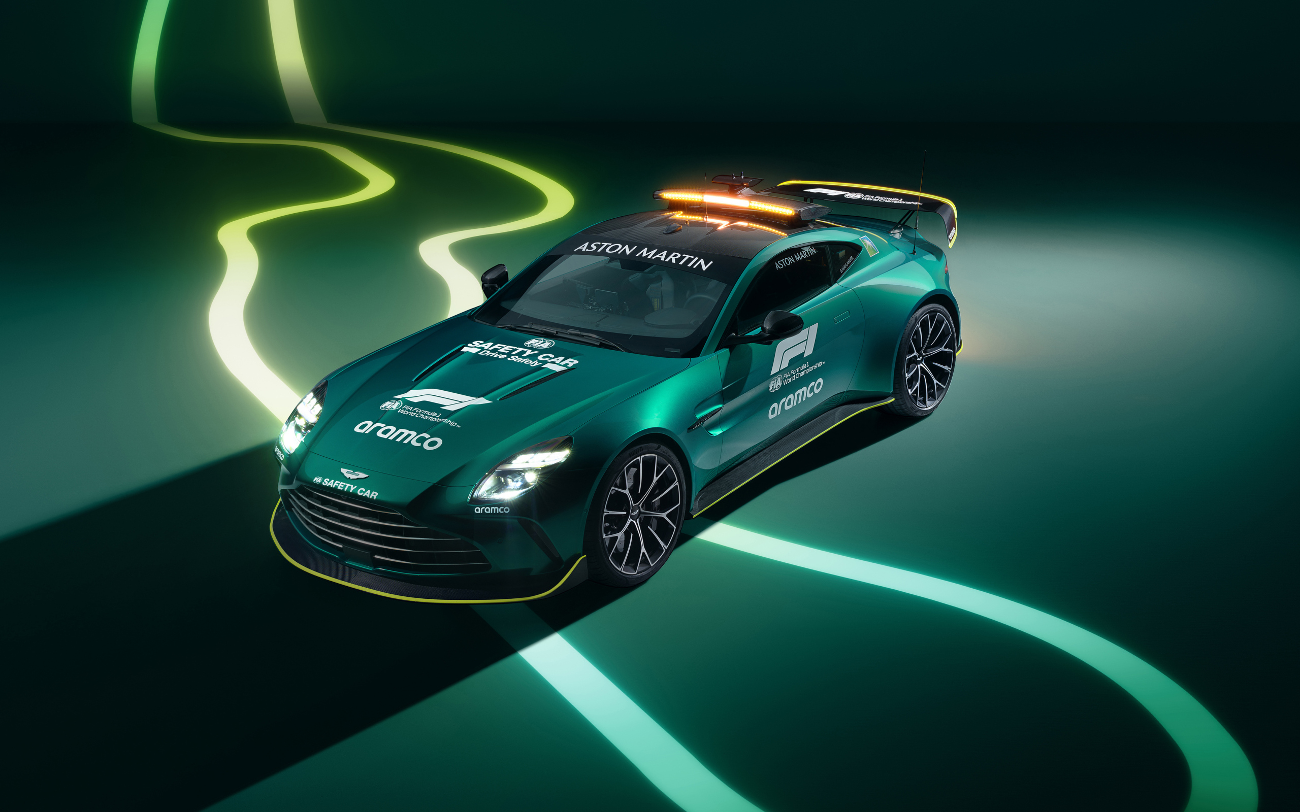 Зеленый гоночный автомобиль Aston Martin Vantage F1 Safety Car 2024 года