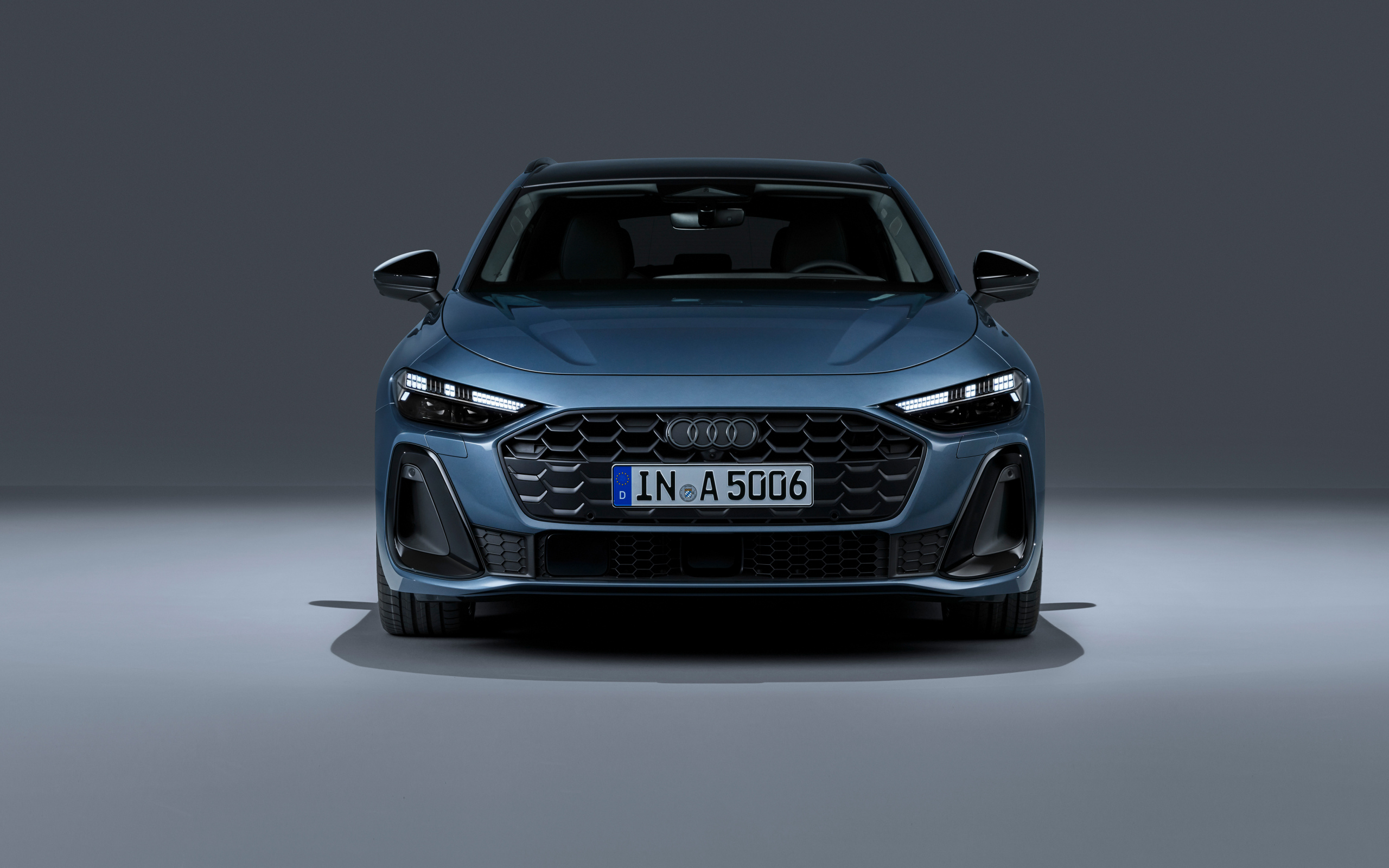 Вид спереди на автомобиль Audi A5 Avant TFSI quattro S line 2024 года