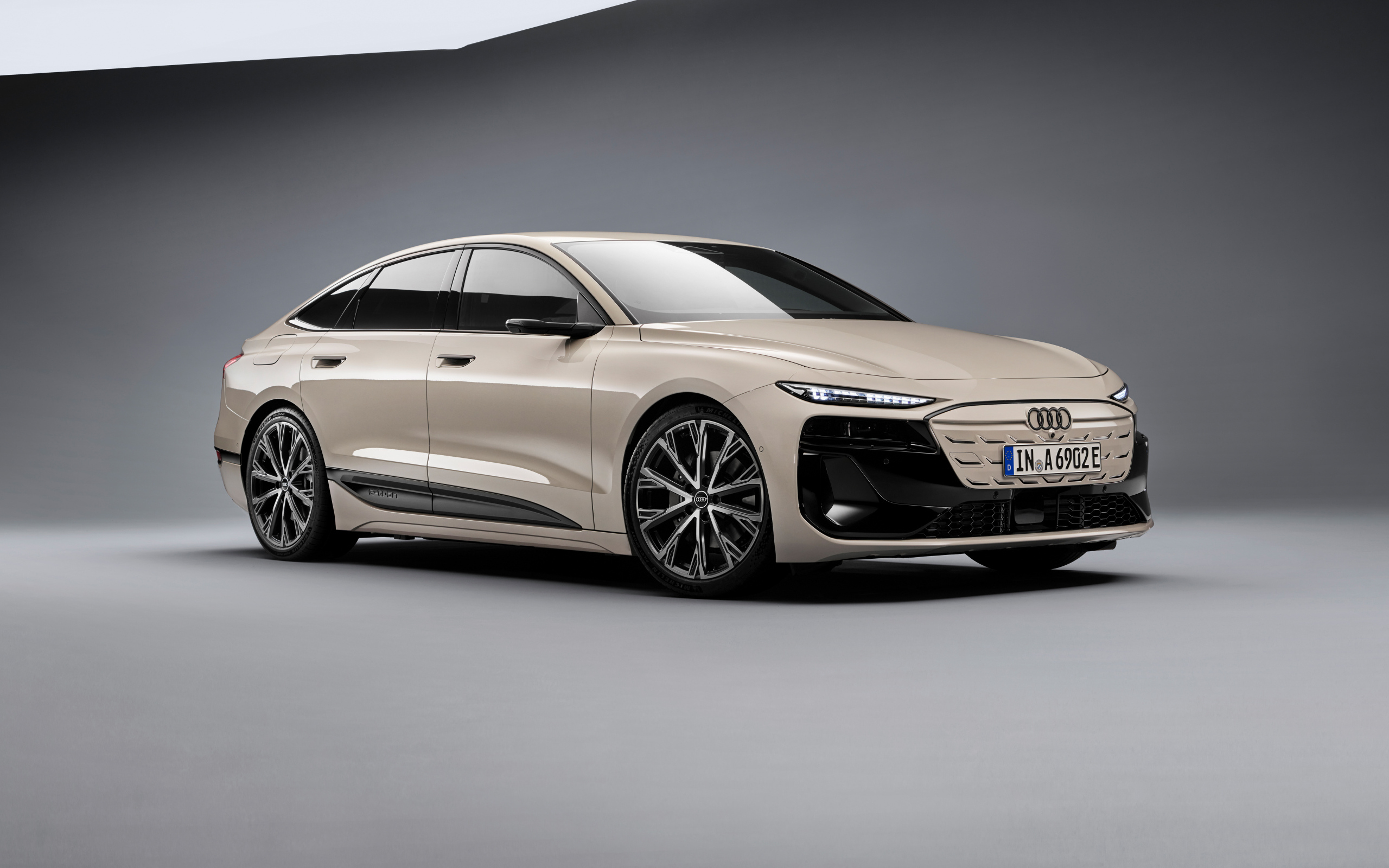 Авто Audi A6 Sportback e-tron performance 2024 года на сером фоне