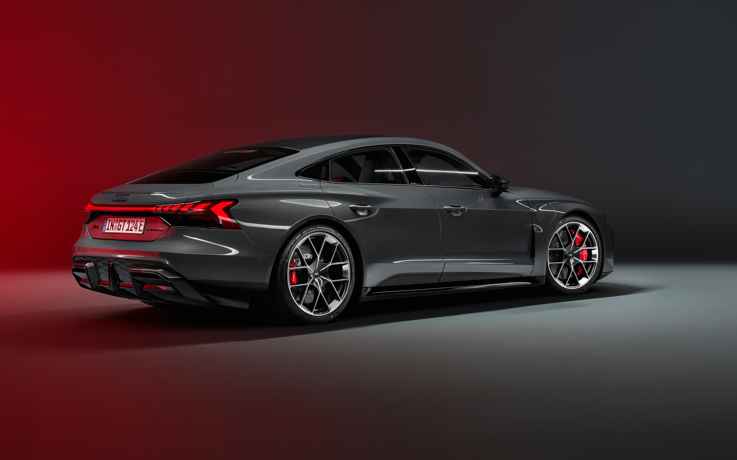 Вид сзади на автомобиль Audi RS e-tron GT 2024 года