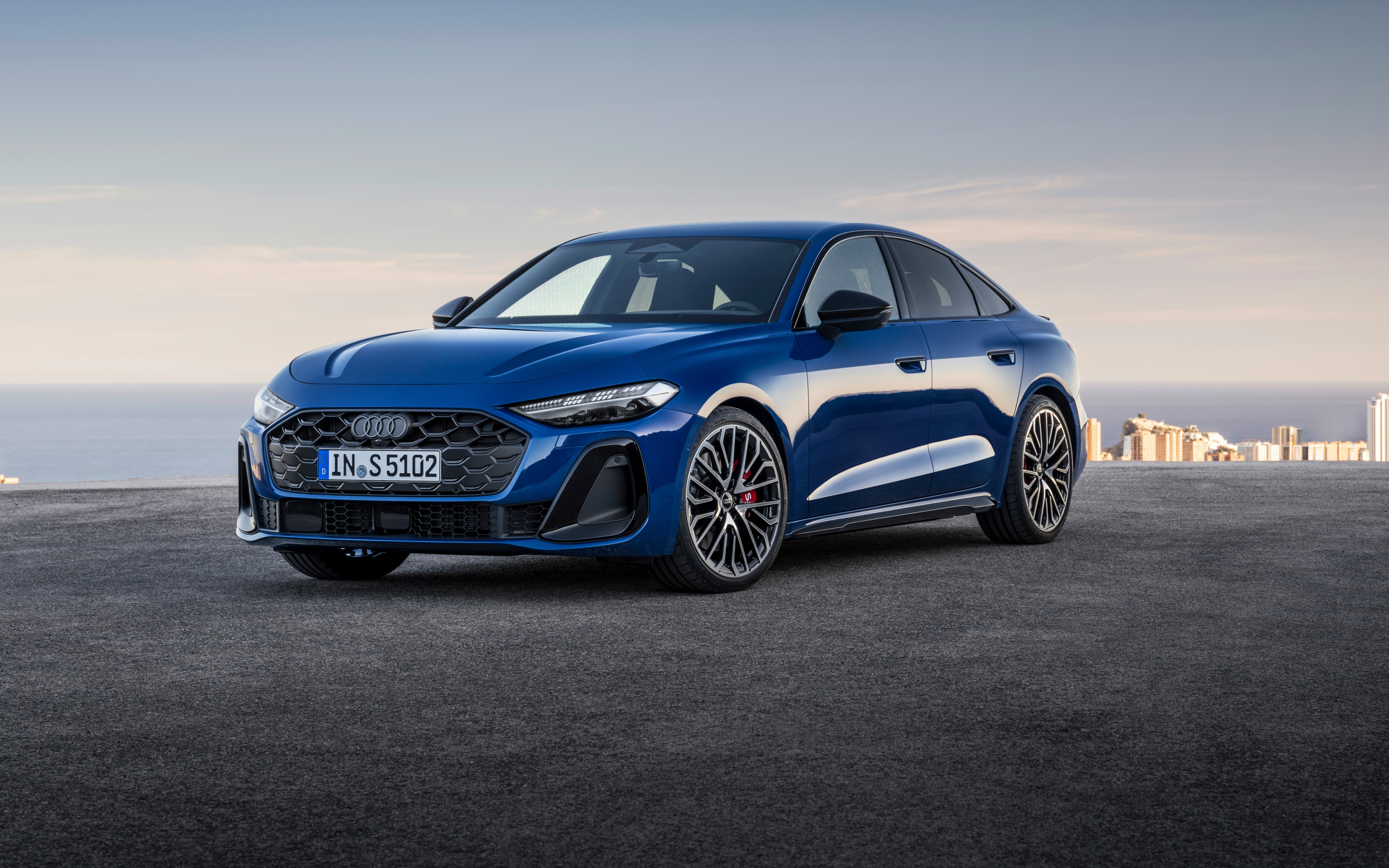 Вид сбоку на автомобиль Audi S5 TFSI quattro 2024 года