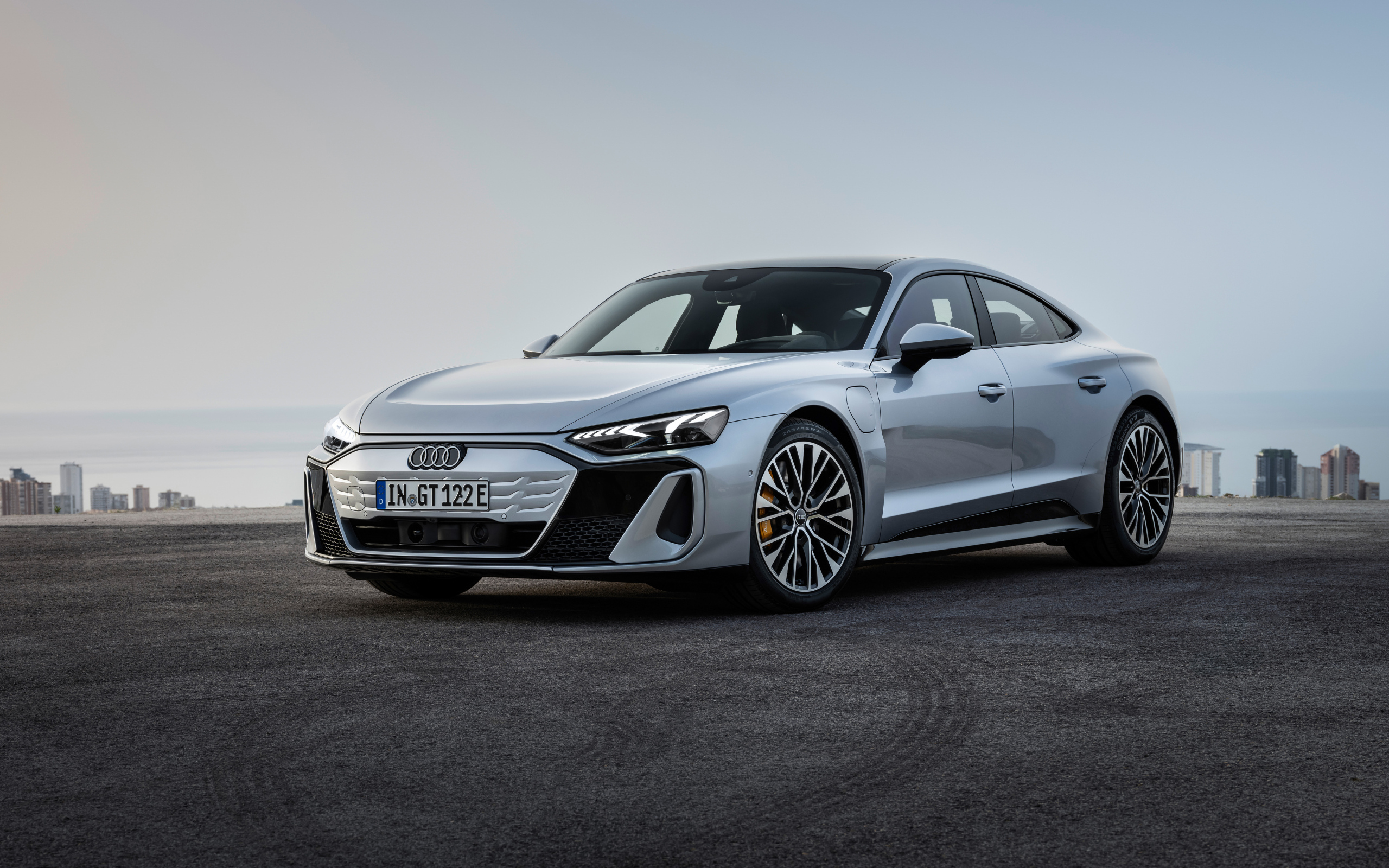 Серебристый автомобиль Audi S e-tron GT 2024 года