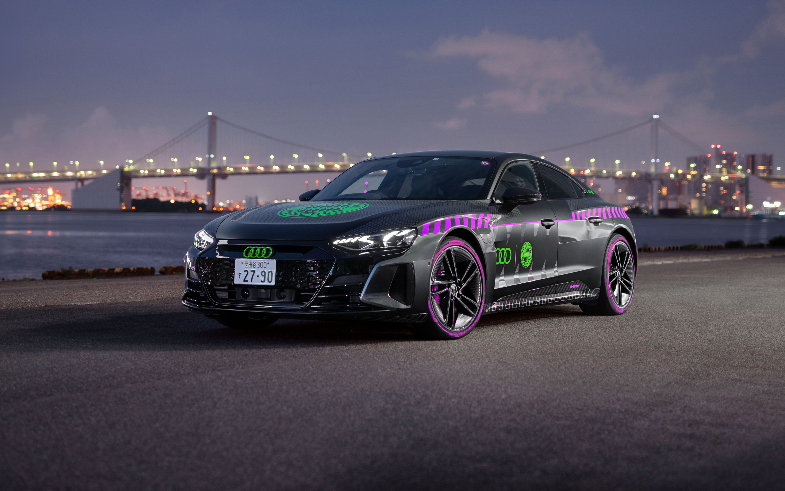 Автомобиль Audi RS E-Tron GT FC Bayern Concept вечером