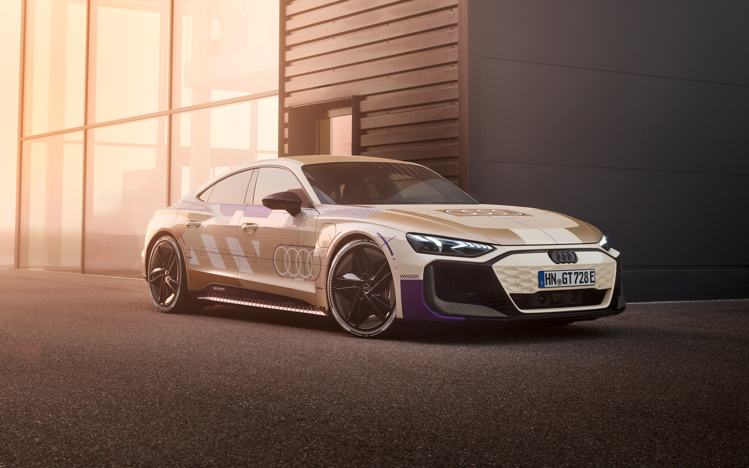Автомобиль Audi RS E-Tron GT Prototype  у здания