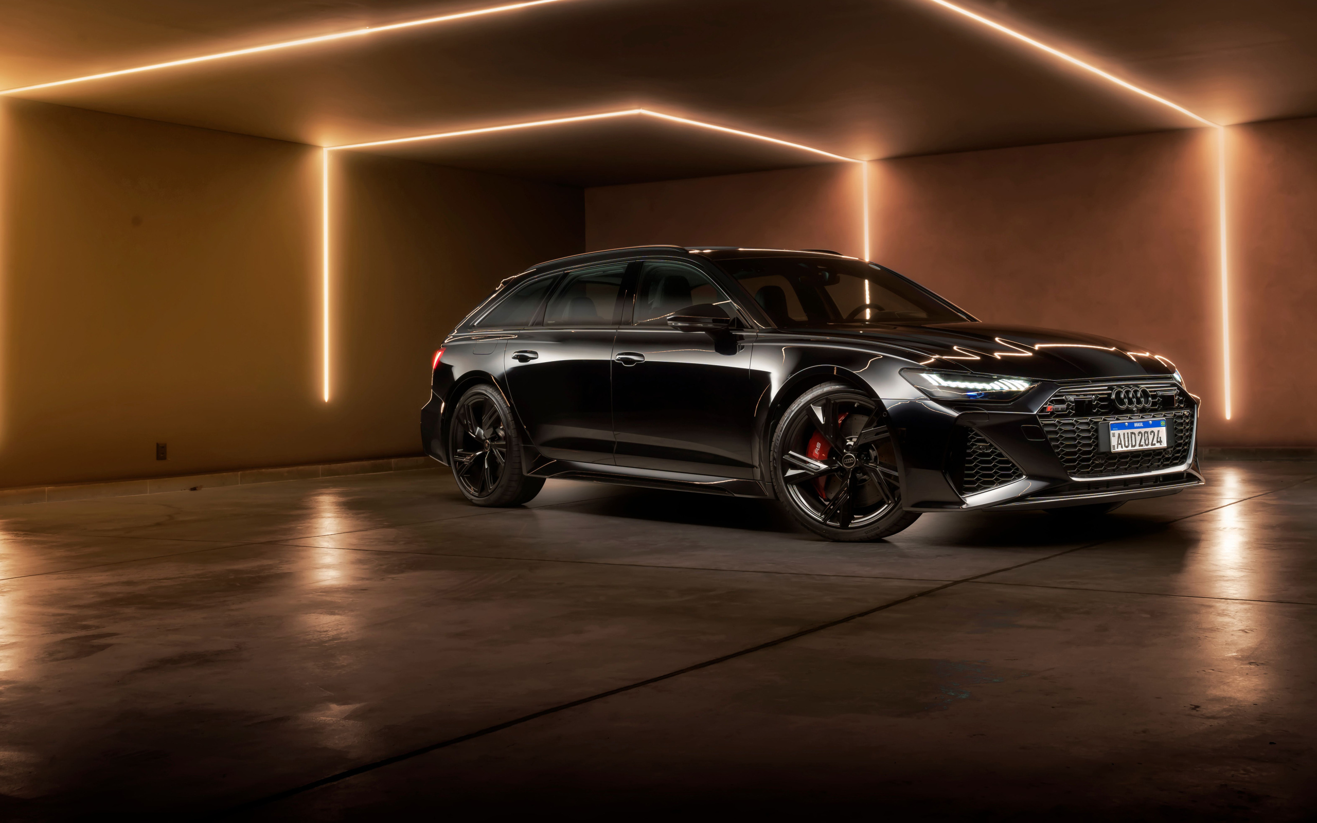 Черный автомобиль Audi RS 6 Avant Performance 2024 года