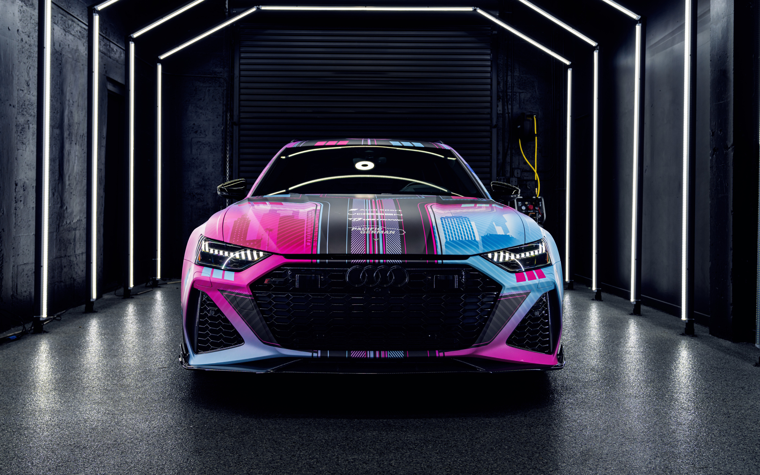 Разноцветный автомобиль Audi RS6  вид спереди