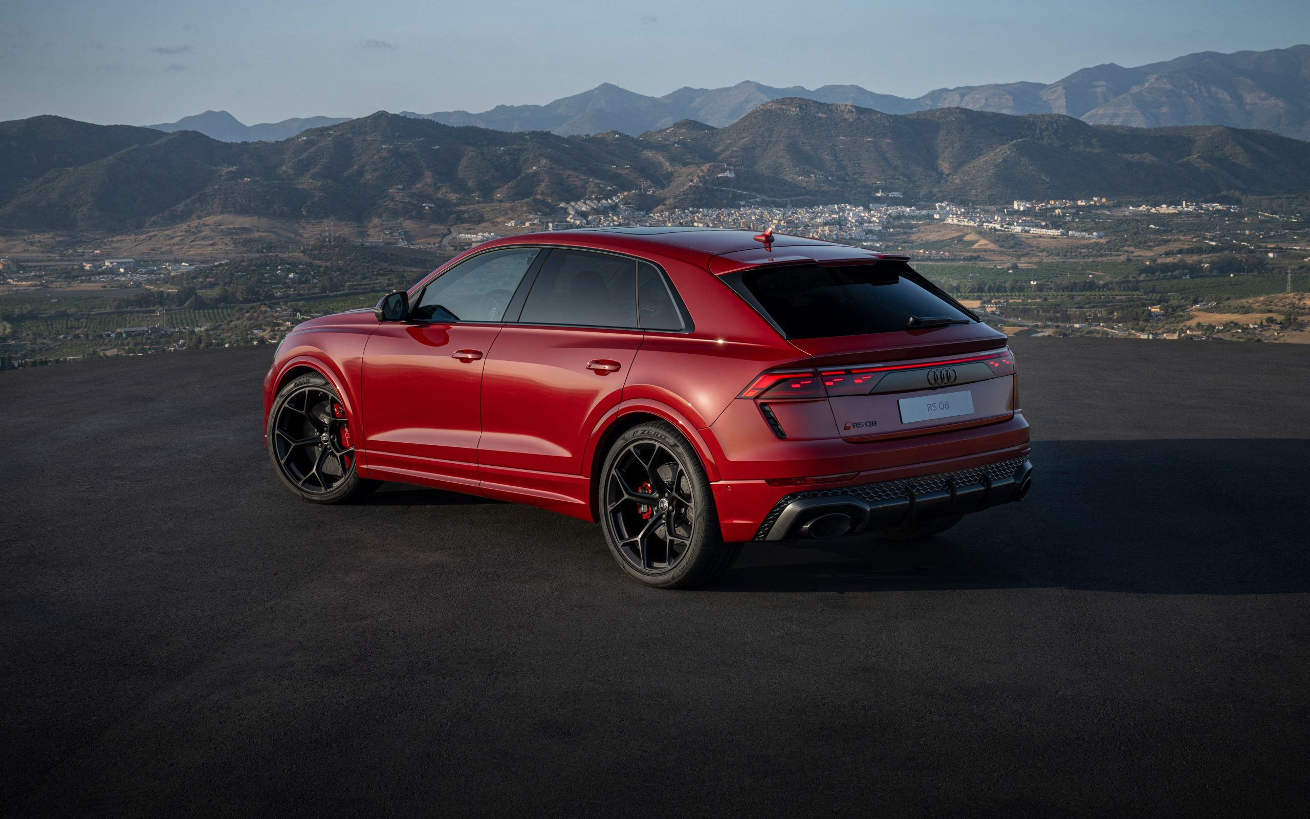 Вид сзади на красный автомобиль Audi RS Q8 performance 2024 года