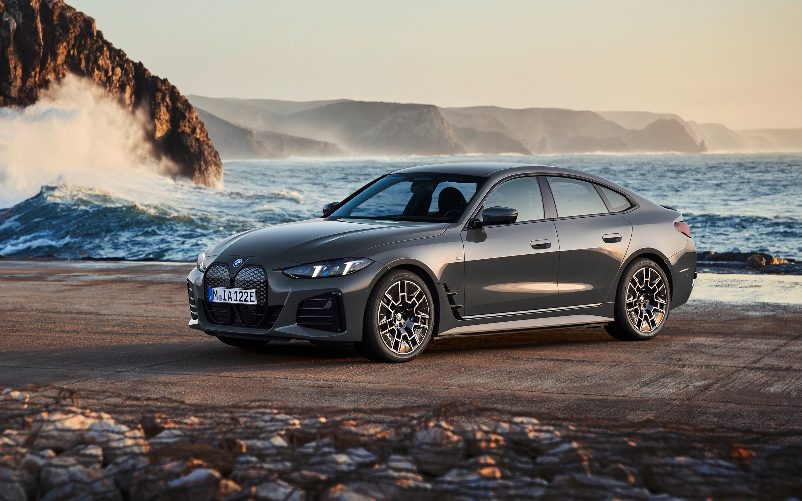 Автомобиль BMW I4 EDrive40 M Sport 2024 года у моря