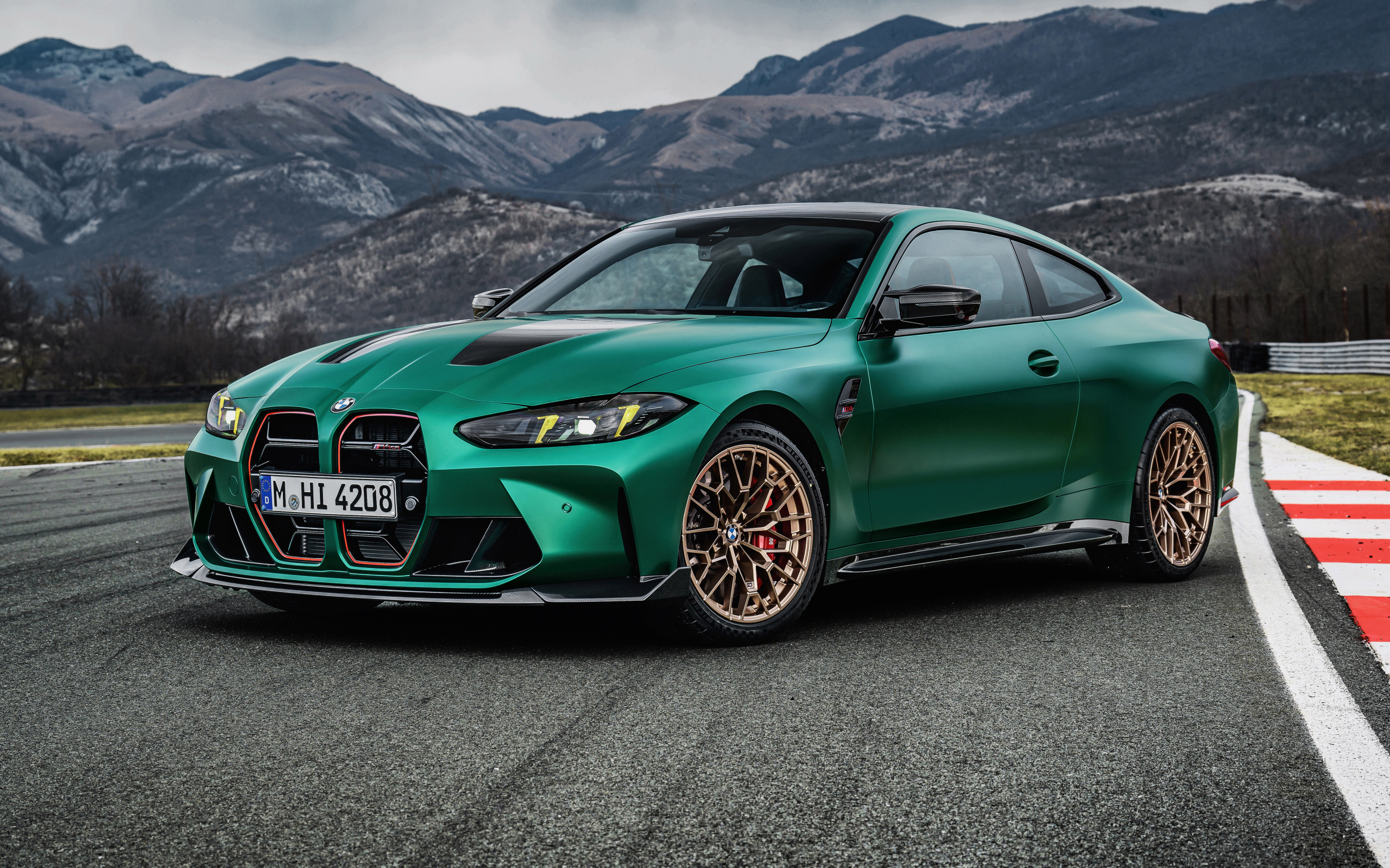 Автомобиль BMW M4 CS 2024 года в горах