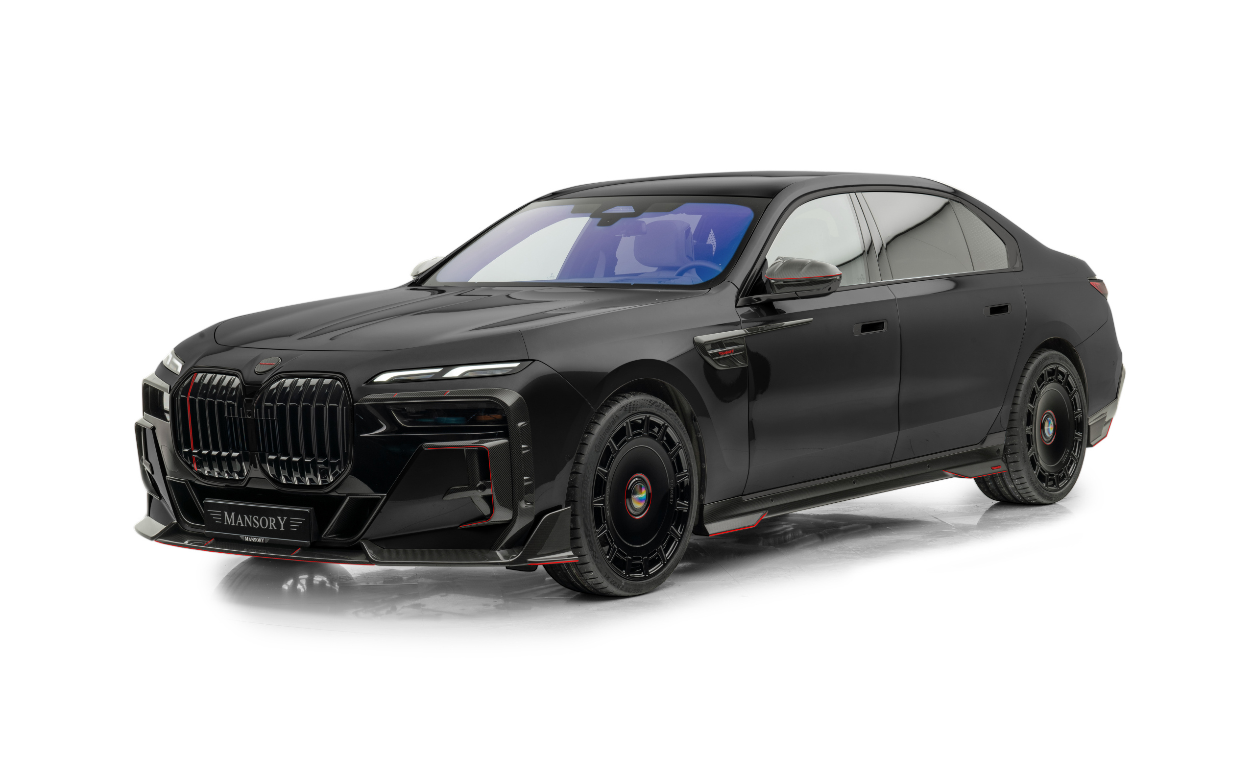 Черный Mansory BMW 7 Series на белом фоне