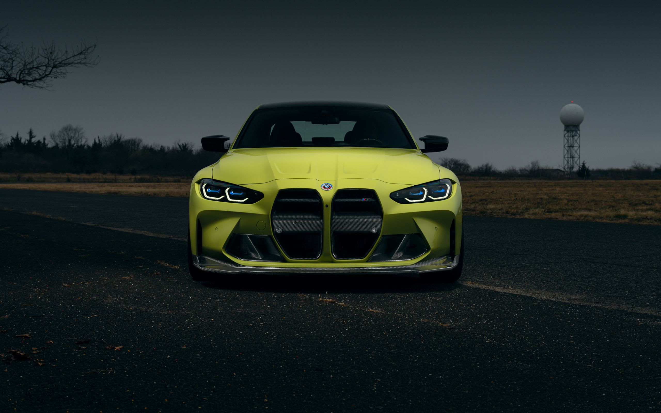 Вид спереди на автомобиль  BMW M3