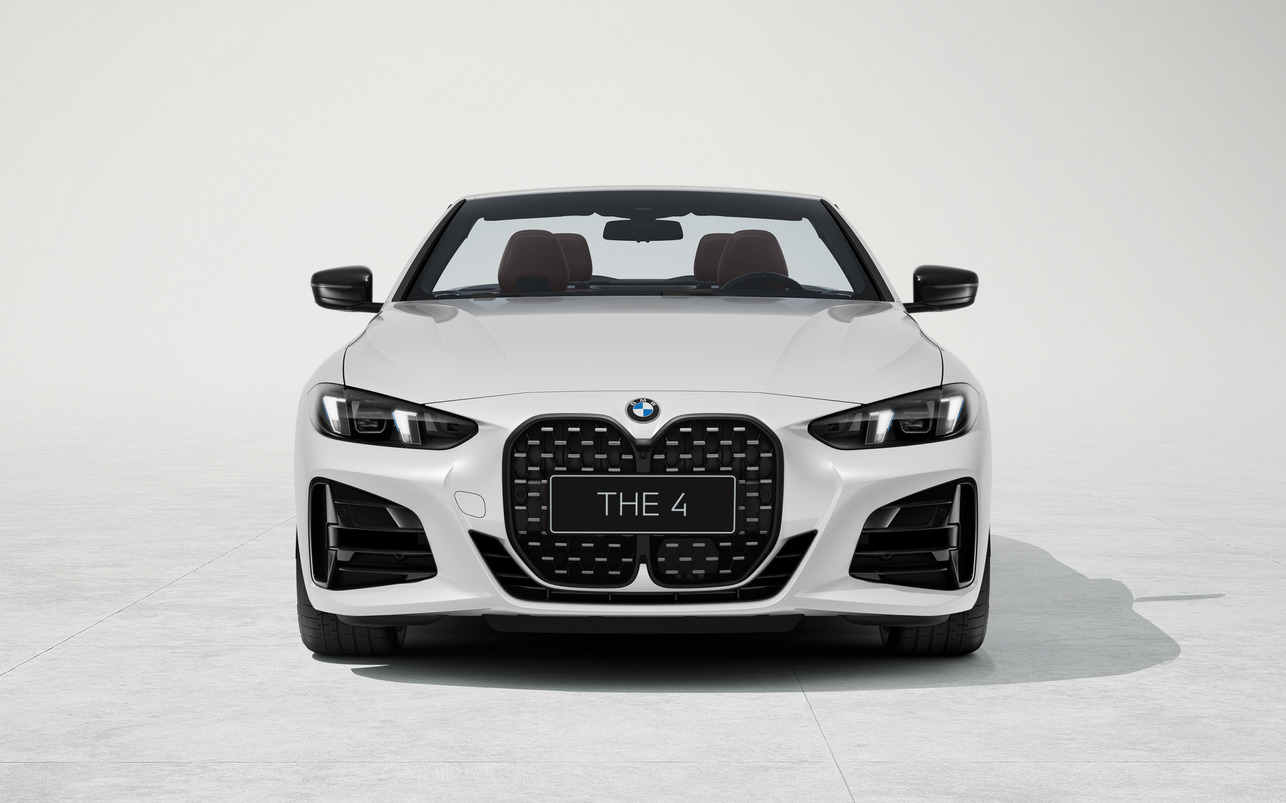 Вид спереди на автомобиль  BMW 430i Cabrio M Sport 2024 года