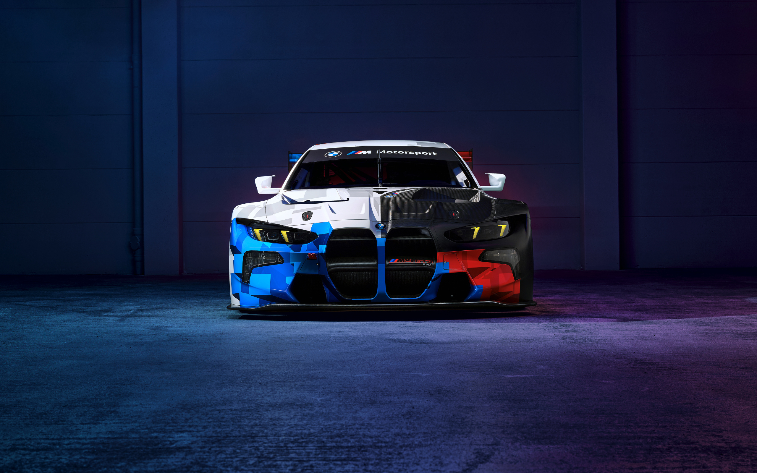 Вид спереди на автомобиль BMW M4 GT3 EVO