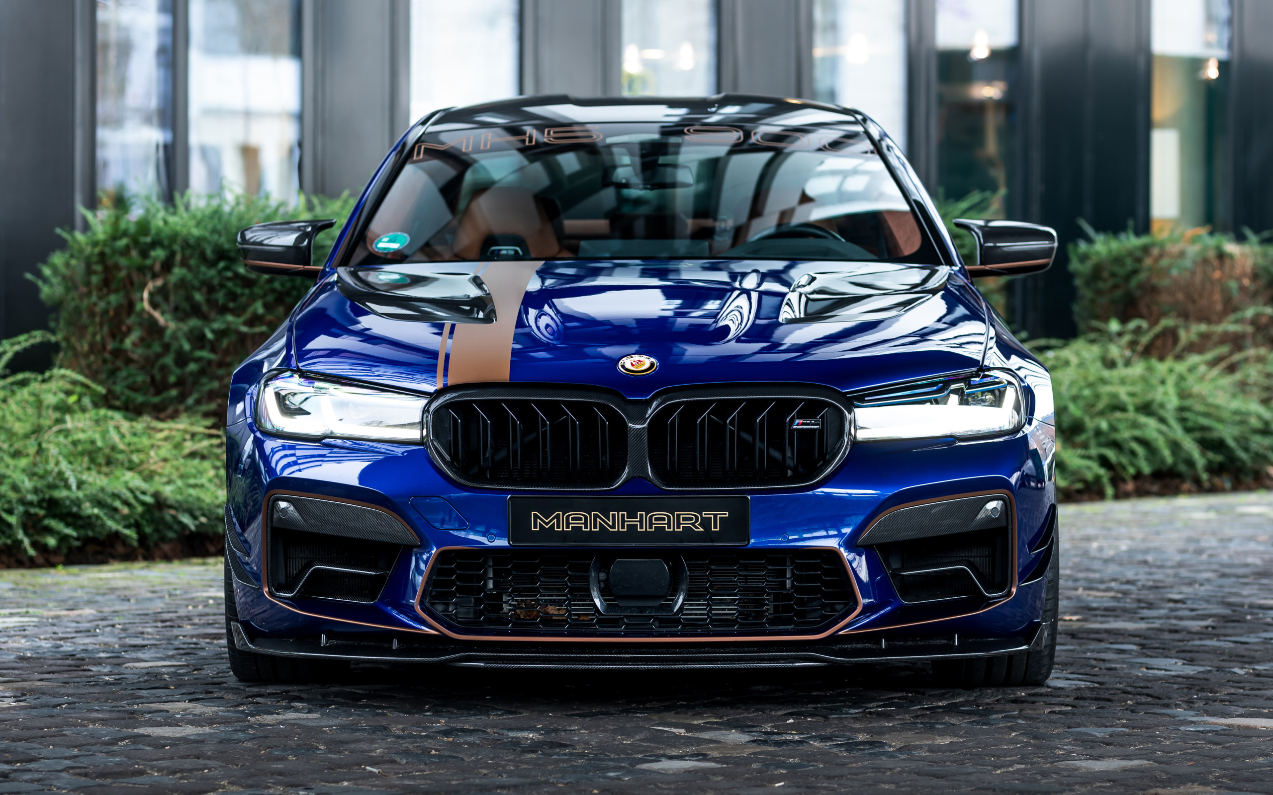 Вид спереди на автомобиль BMW M5 Manhart MH5 900 Limited