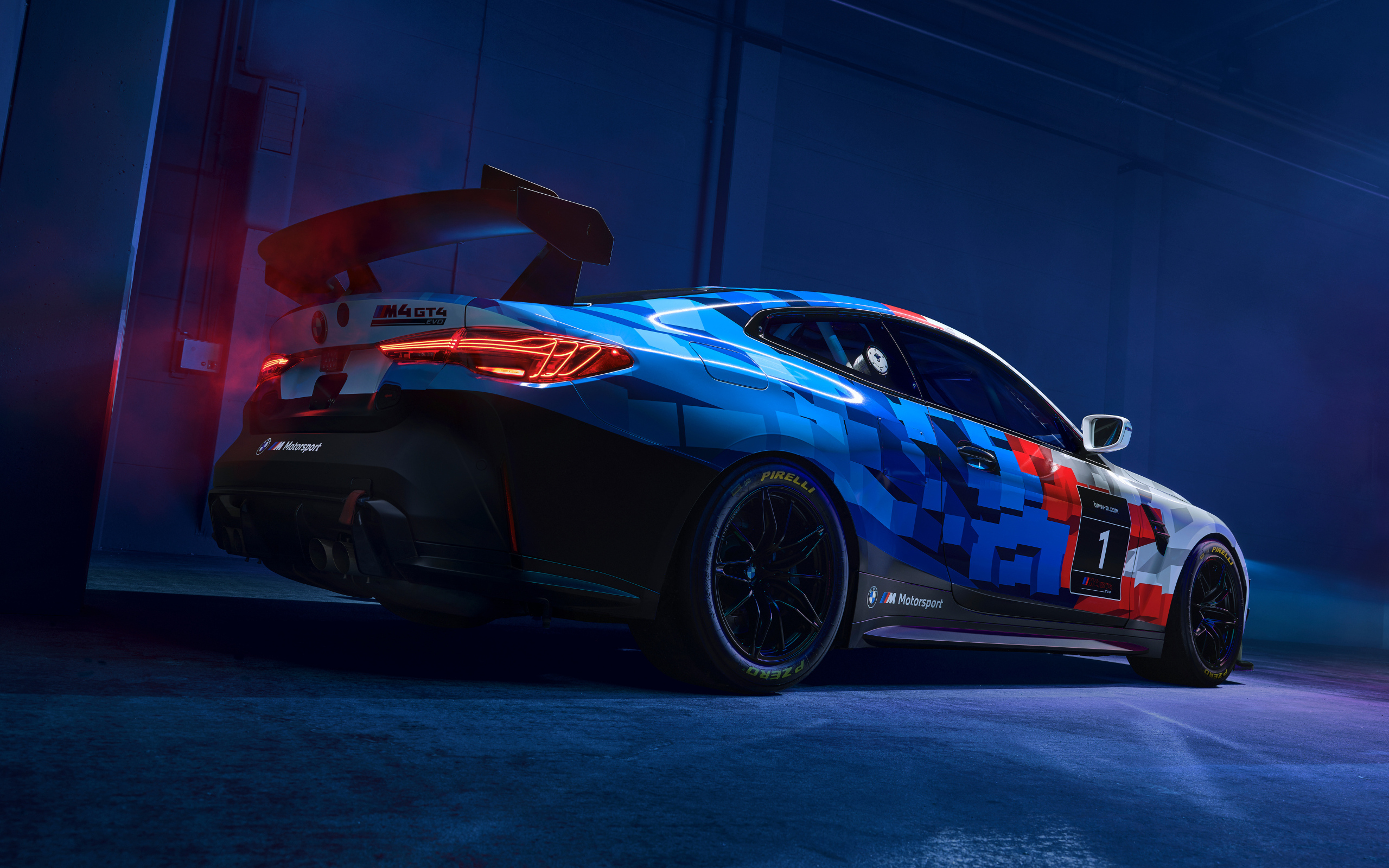 Вид сзади на автомобиль BMW M4 GT4 EVO