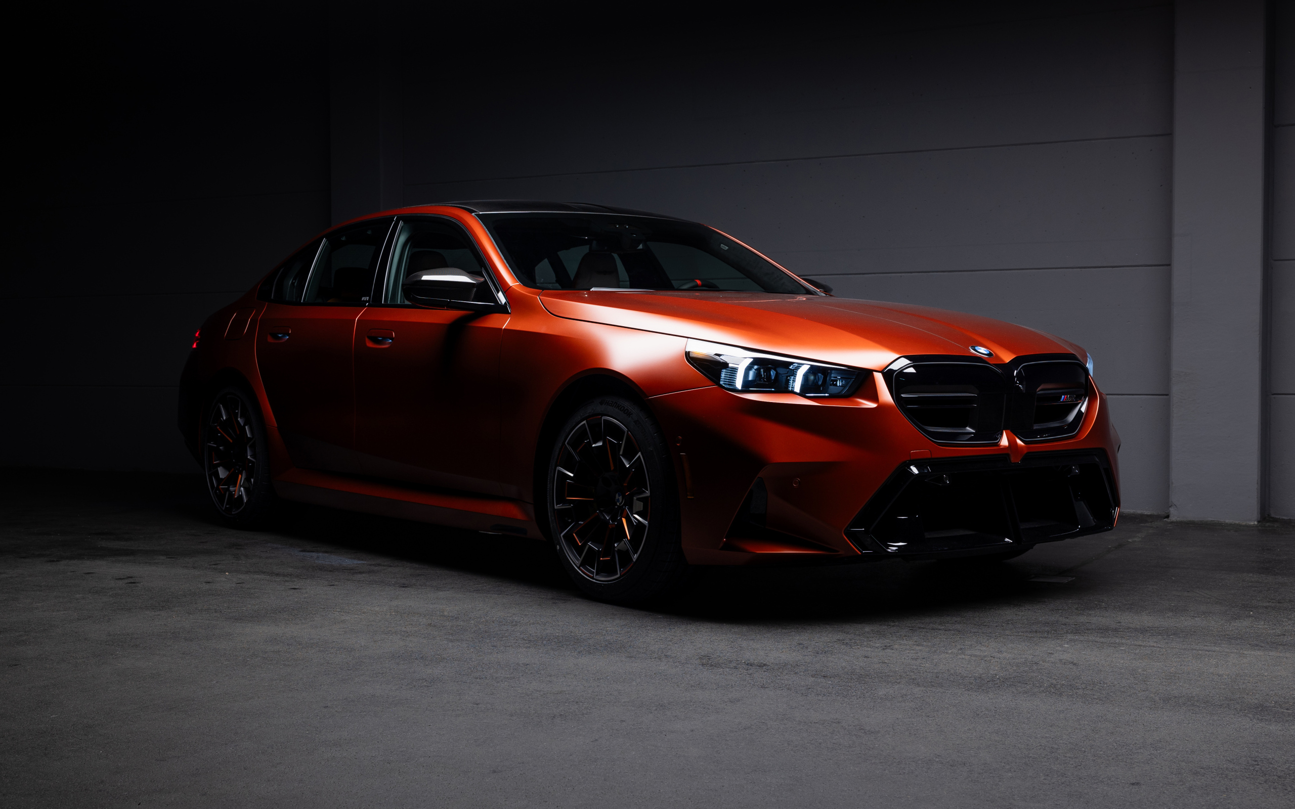 Красный автомобиль BMW M5 2025 года в гараже