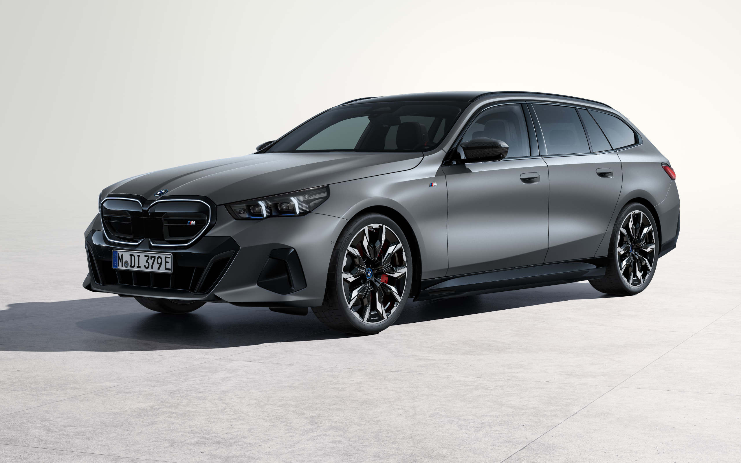 Серебристый автомобиль BMW I5 M60 XDrive Touring 2024 года