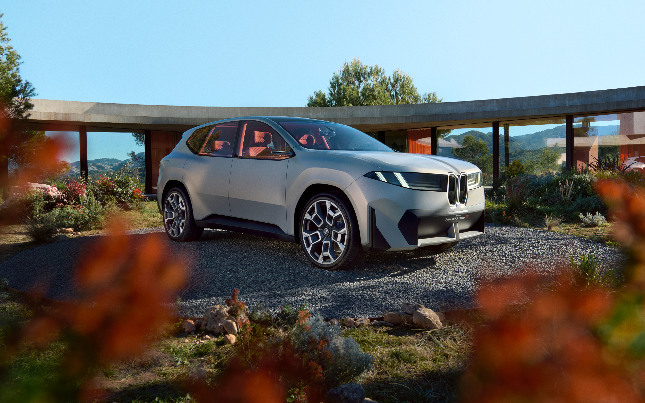 Серебристый автомобиль BMW Vision Neue Klasse X 2024 года