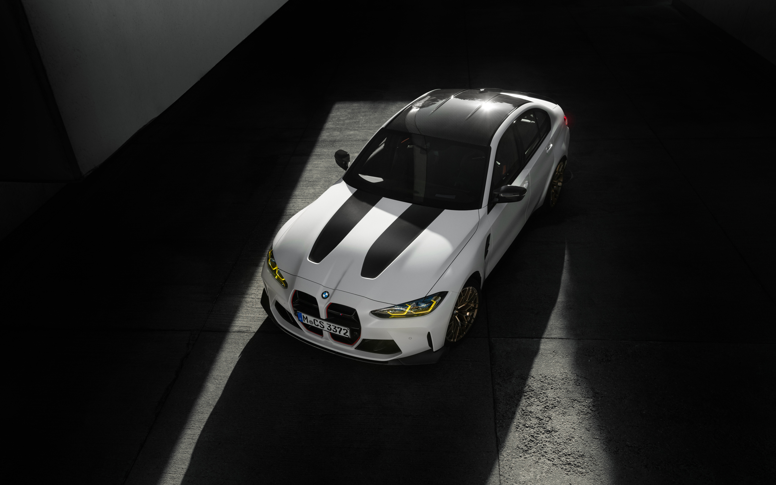 Вид сверху на белый автомобиль BMW M3 CS