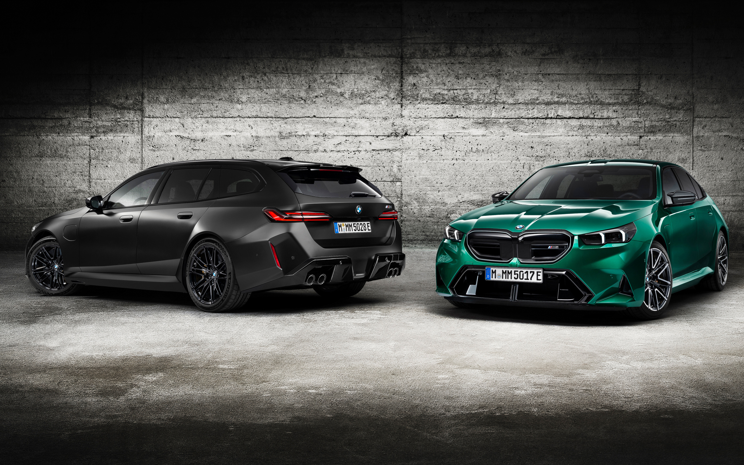 Два автомобиля BMW M5 2024  года у стены