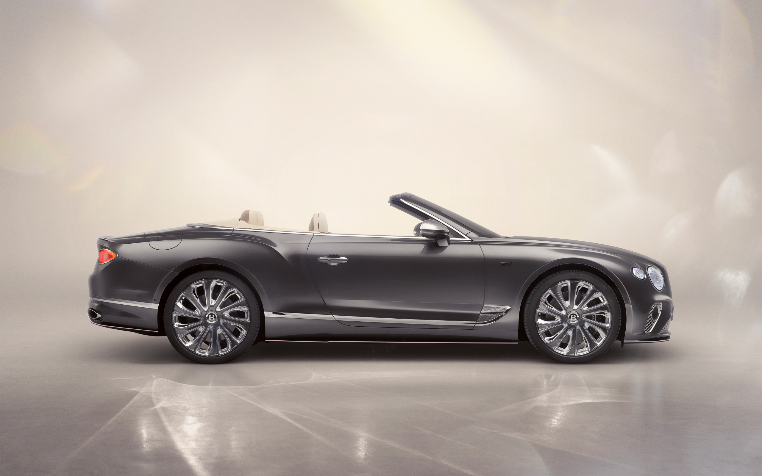 Вид сбоку на автомобиль  Bentley Continental GT Convertible Boodles By Mulliner 2024 года