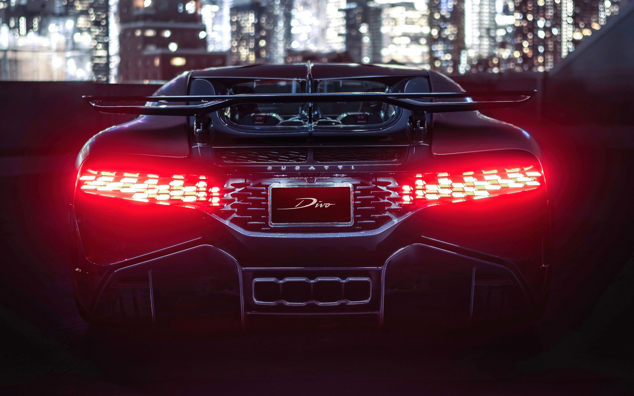 Включенные фары автомобиля  Bugatti Divo