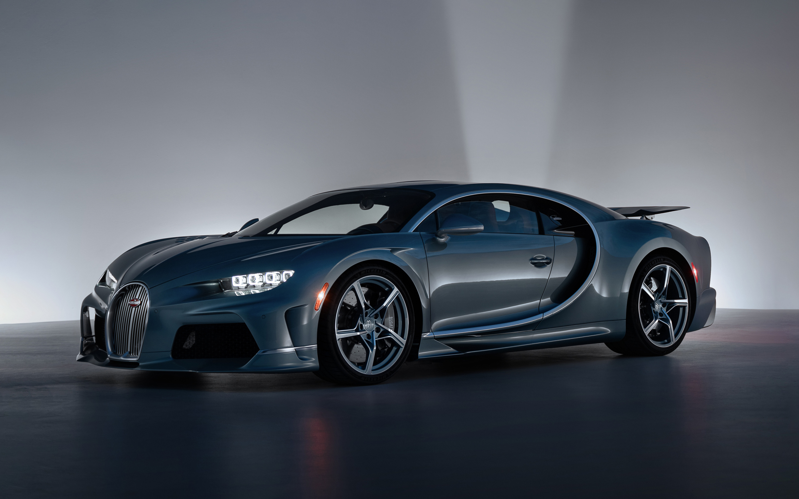 Дорогой спортивный автомобиль Bugatti Chiron Super Sport 57 One Of One