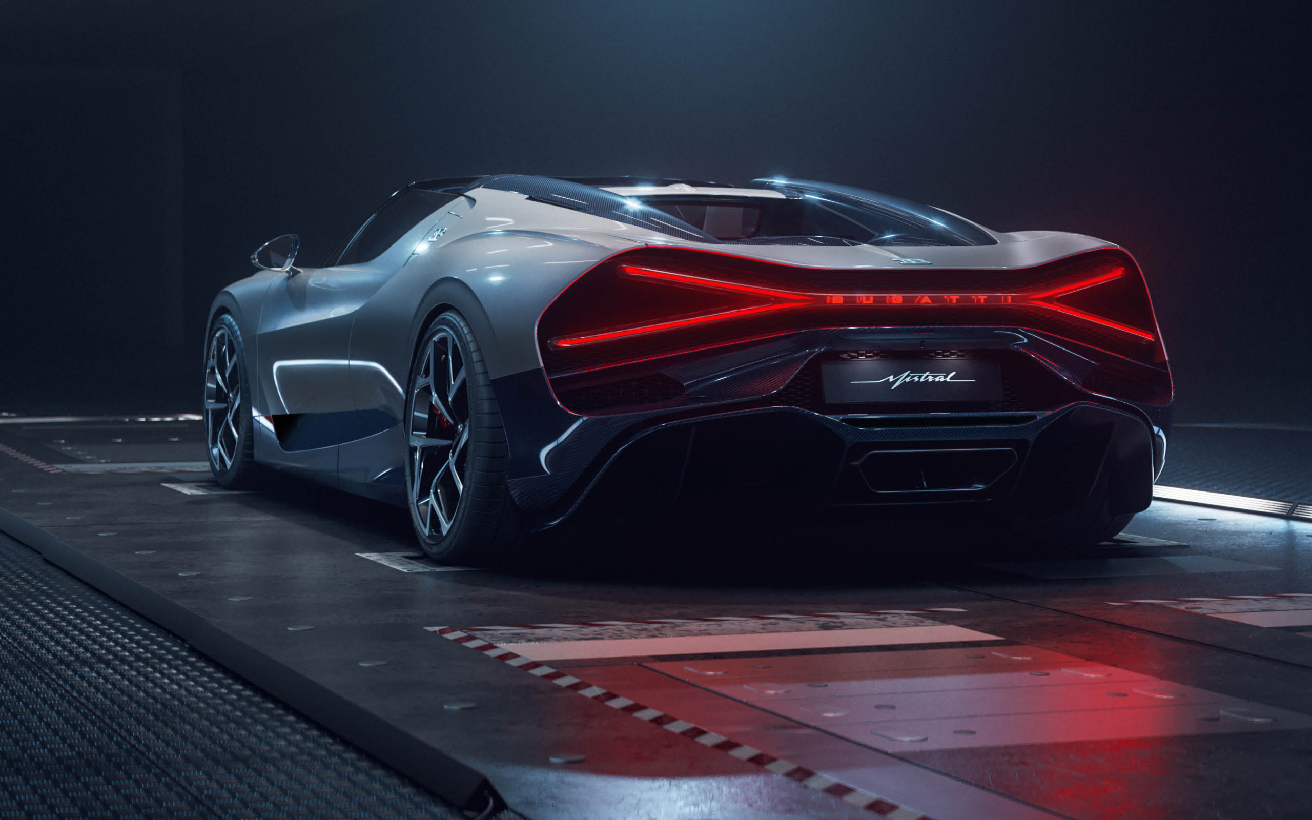 Вид сзади на автомобиль Bugatti W16 Mistral Roadster