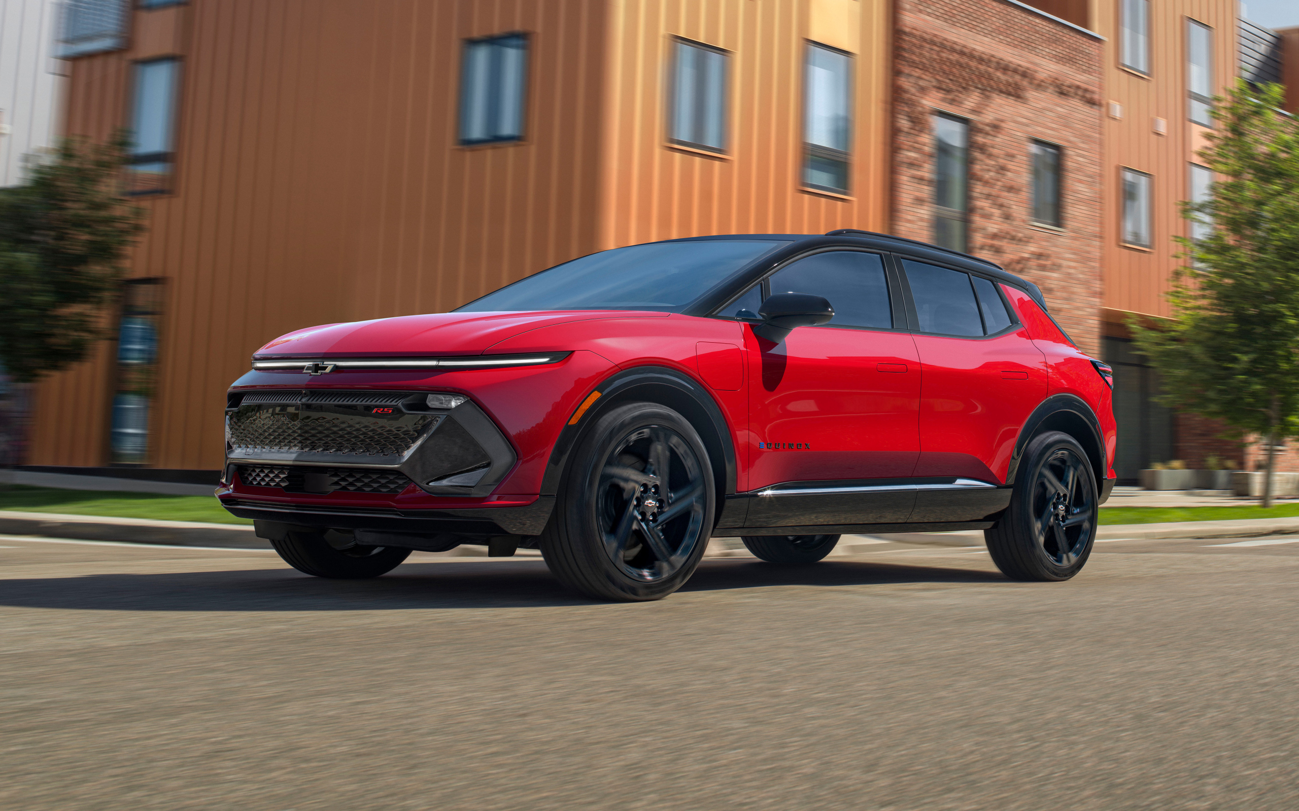 Красный внедорожник Chevrolet Equinox EV 3RS 2024 года у дома