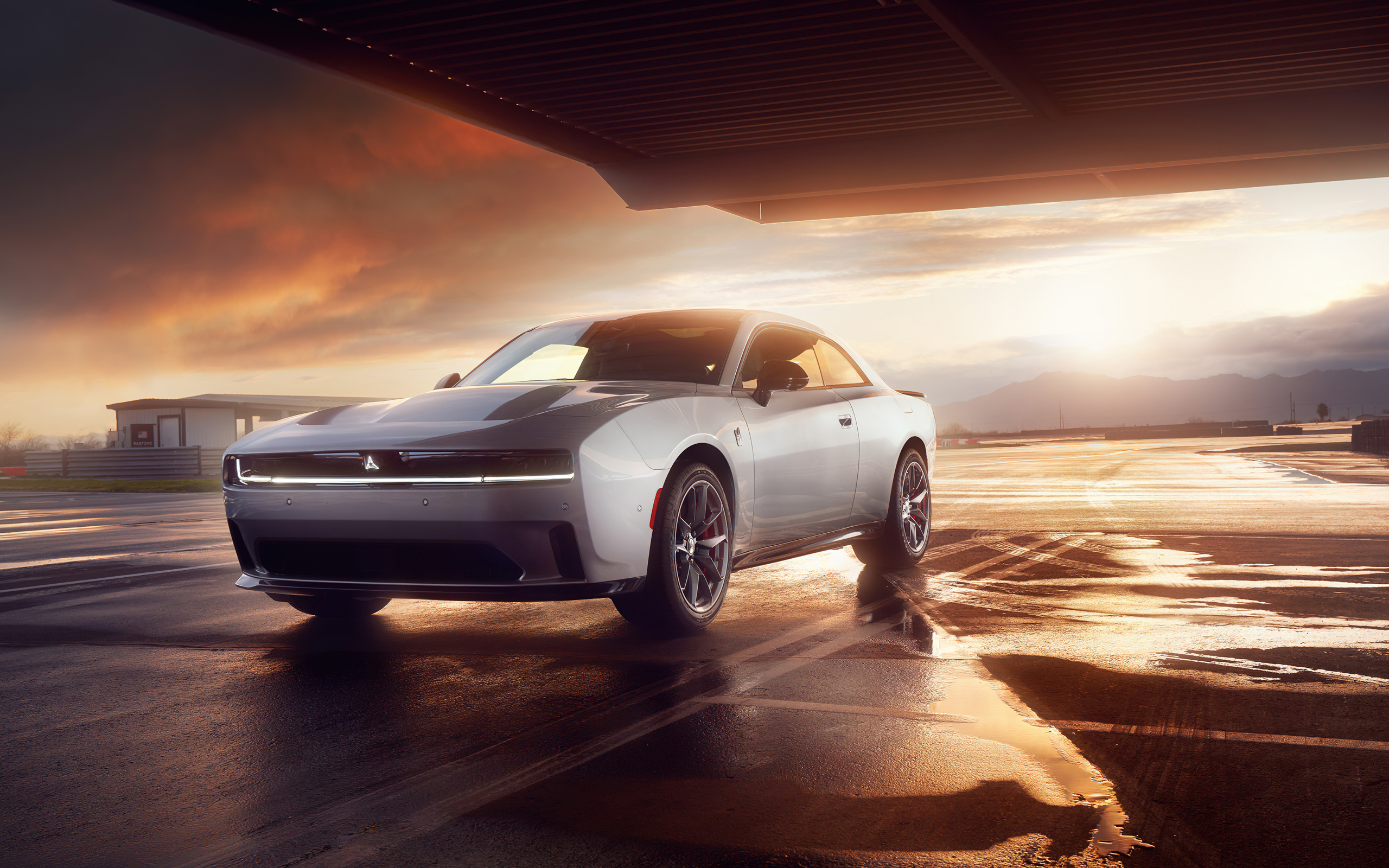 Автомобиль Dodge Charger Daytona Scat Pack 2024 года на фоне красивого неба