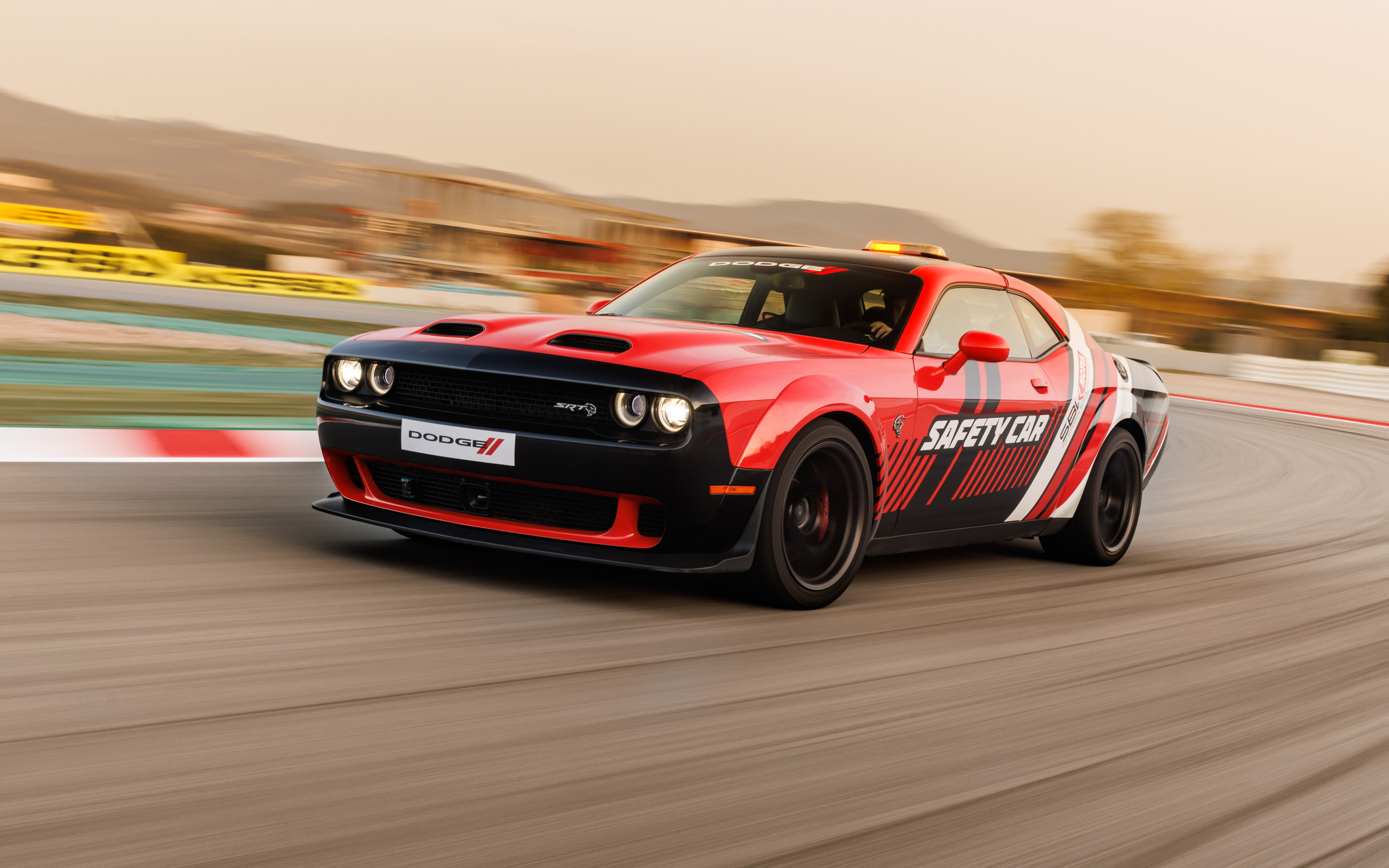 Красный гоночный автомобиль Dodge Challenger SRT Hellcat WorldSBK Safety Car 2024 года