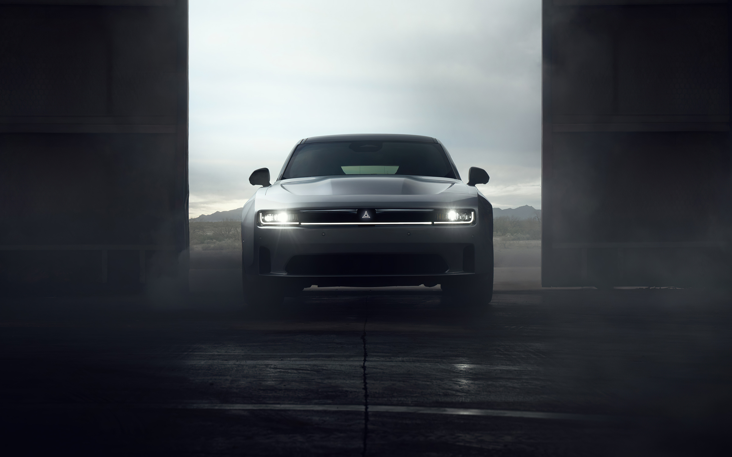 Серебристый автомобиль Dodge Charger Daytona Scat Pack 2024 года у ворот