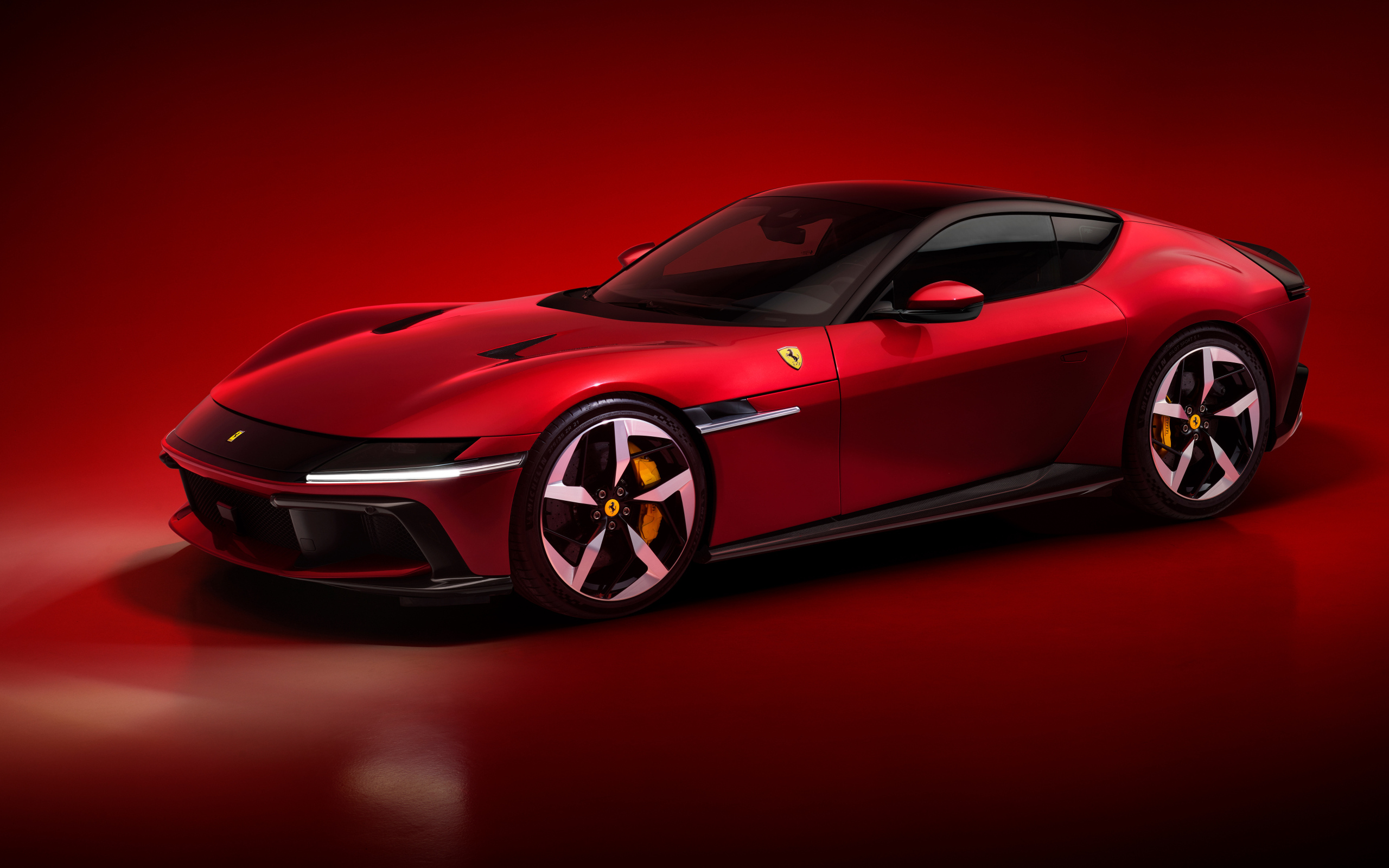 Автомобиль Ferrari 12Cilindri 2024 года на красном фоне