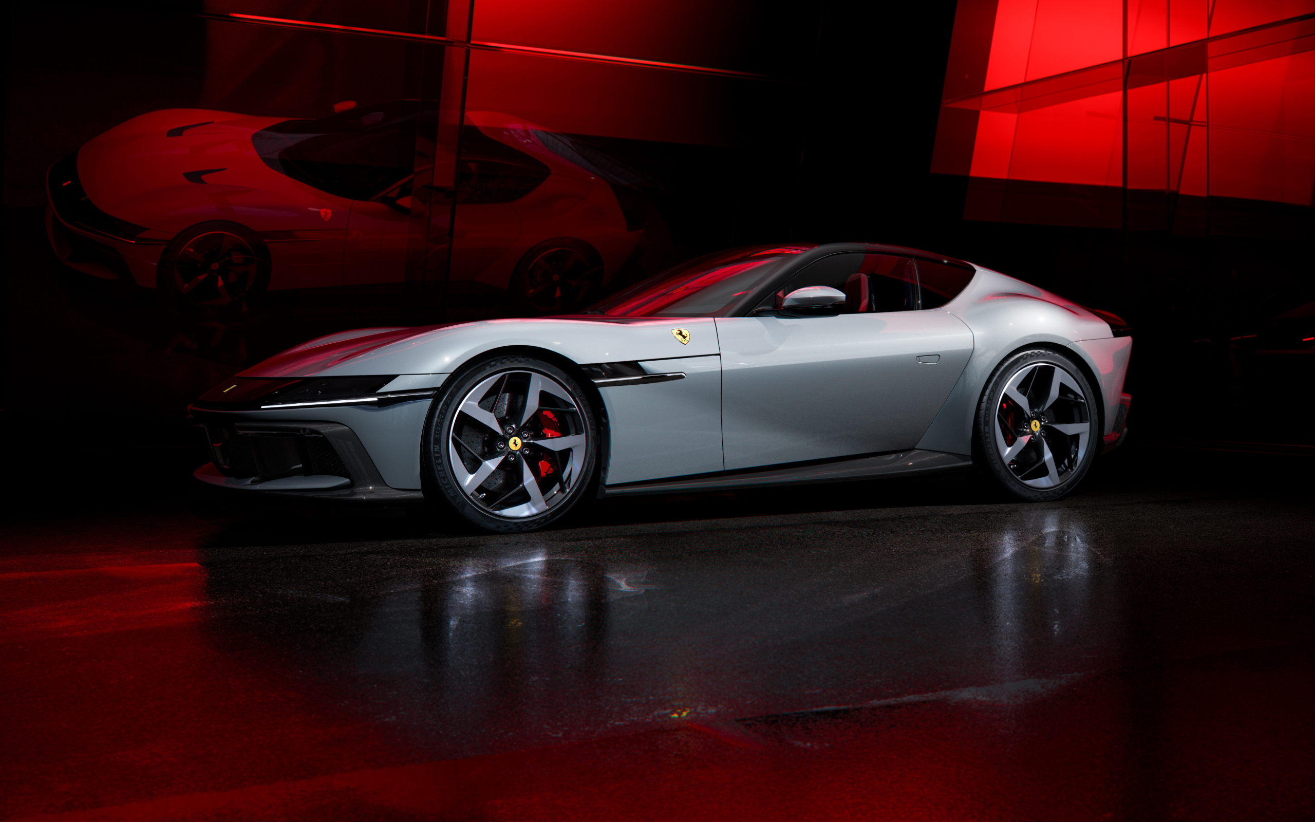 Дорогой серебристый автомобиль Ferrari 12Cilindri 2024 года