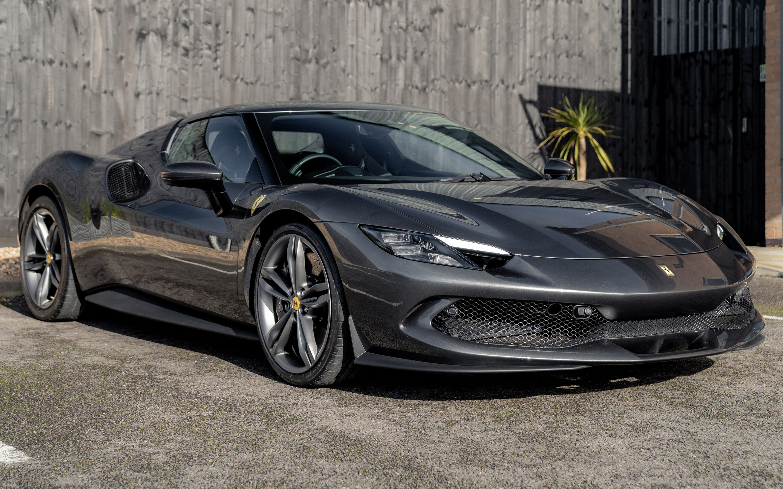 Серый быстрый автомобиль Ferrari 296 GTB