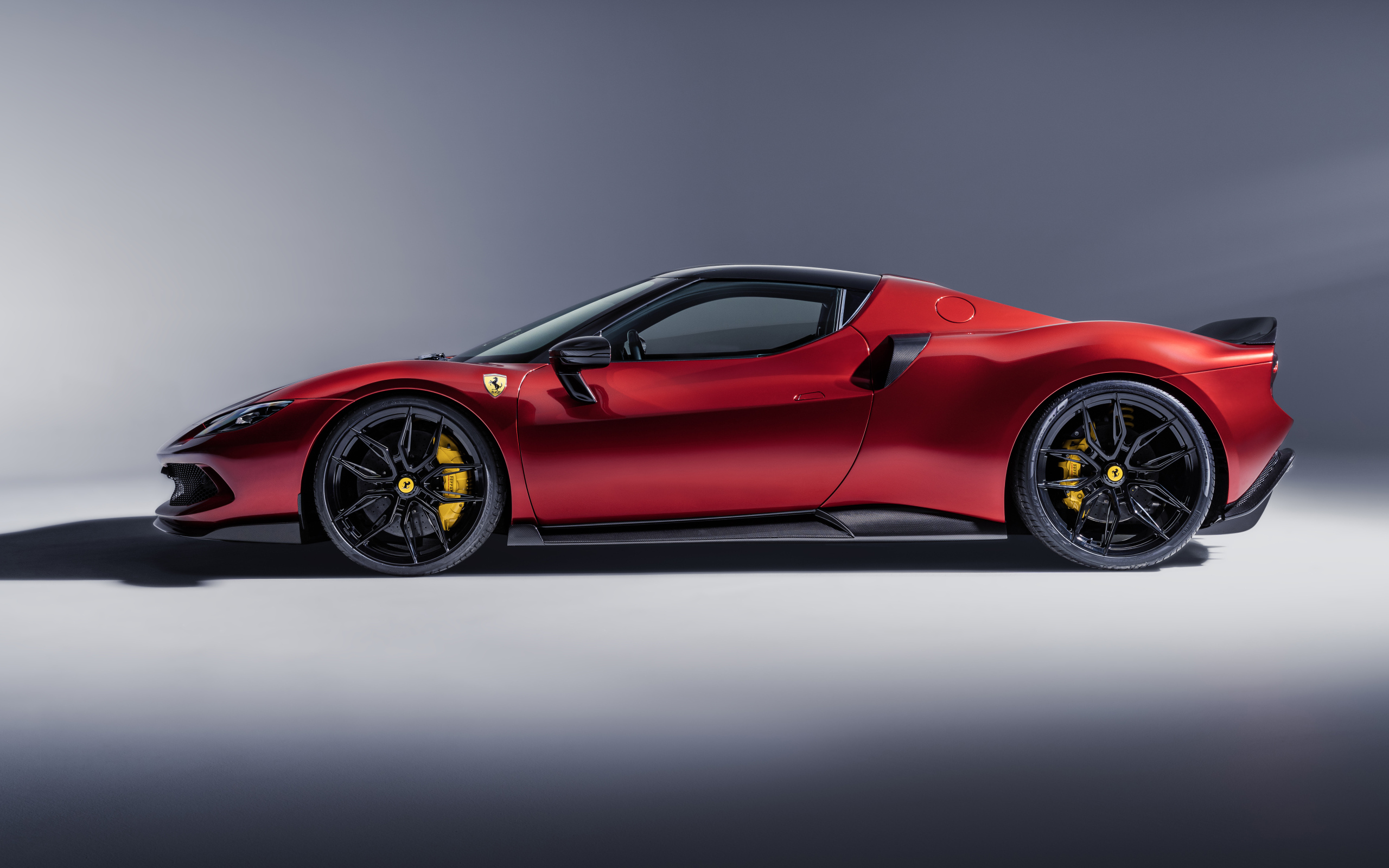 Красный автомобиль Novitec Ferrari 296 GTB Aero 2024 года на сером фоне