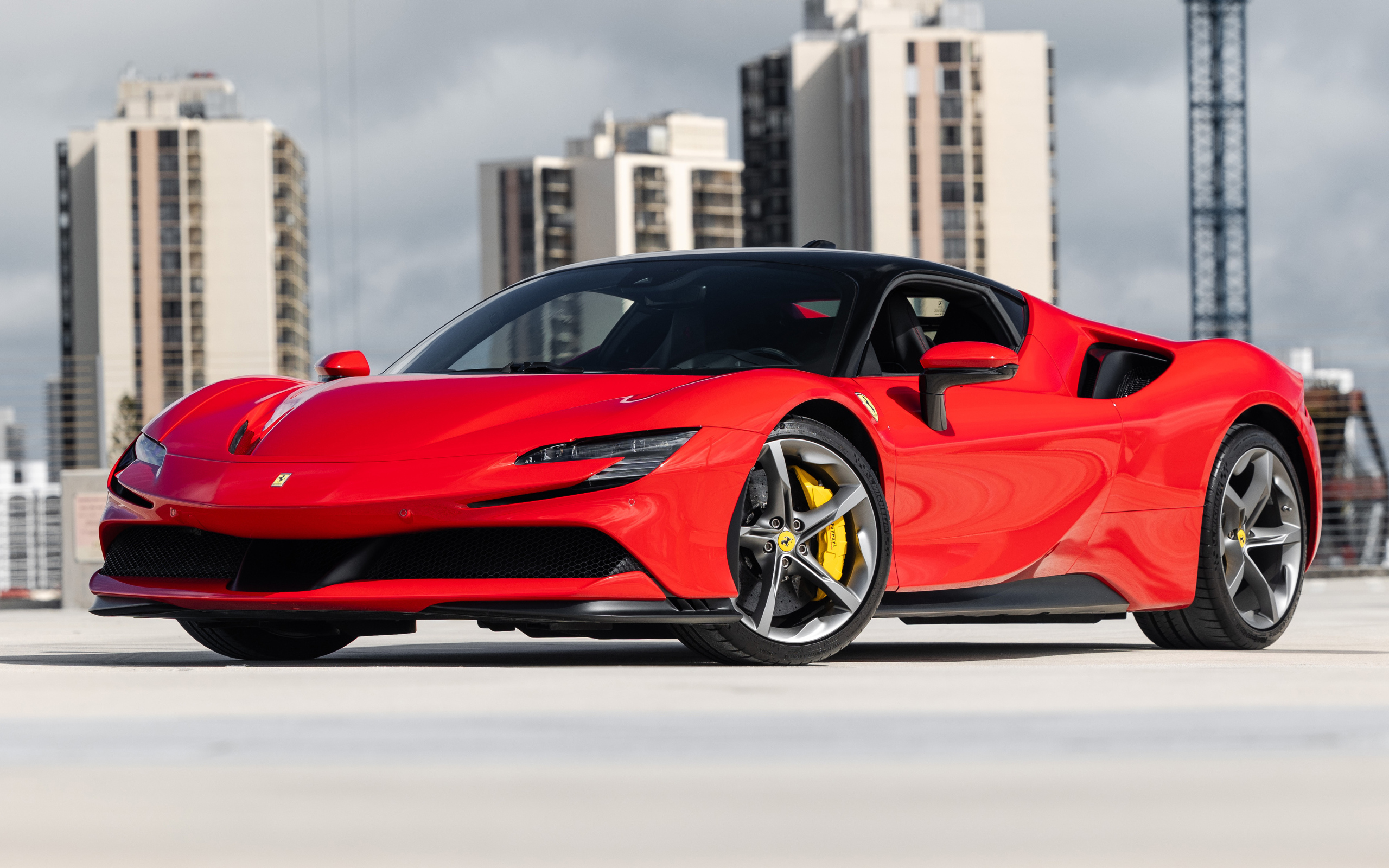 Красный спортивный автомобиль Ferrari SF90 Stradale