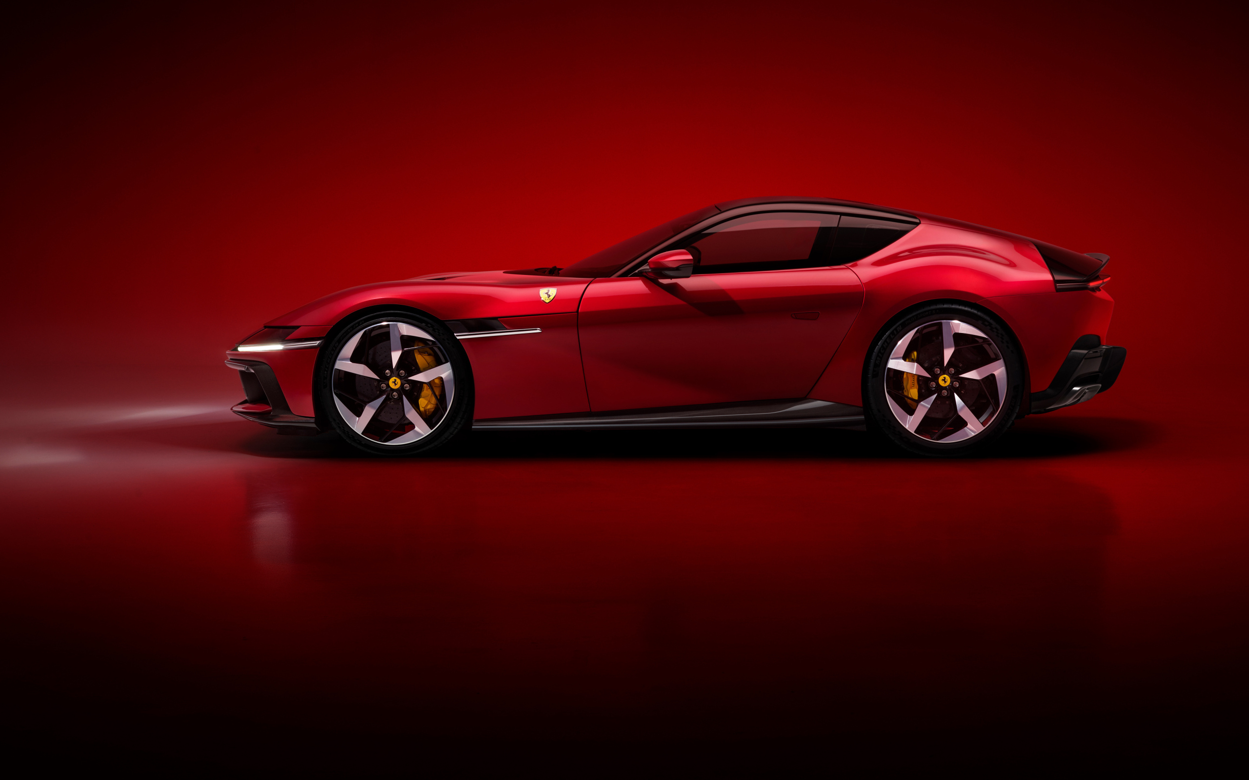 Вид сбоку на красный автомобиль Ferrari 12Cilindri 2024 года